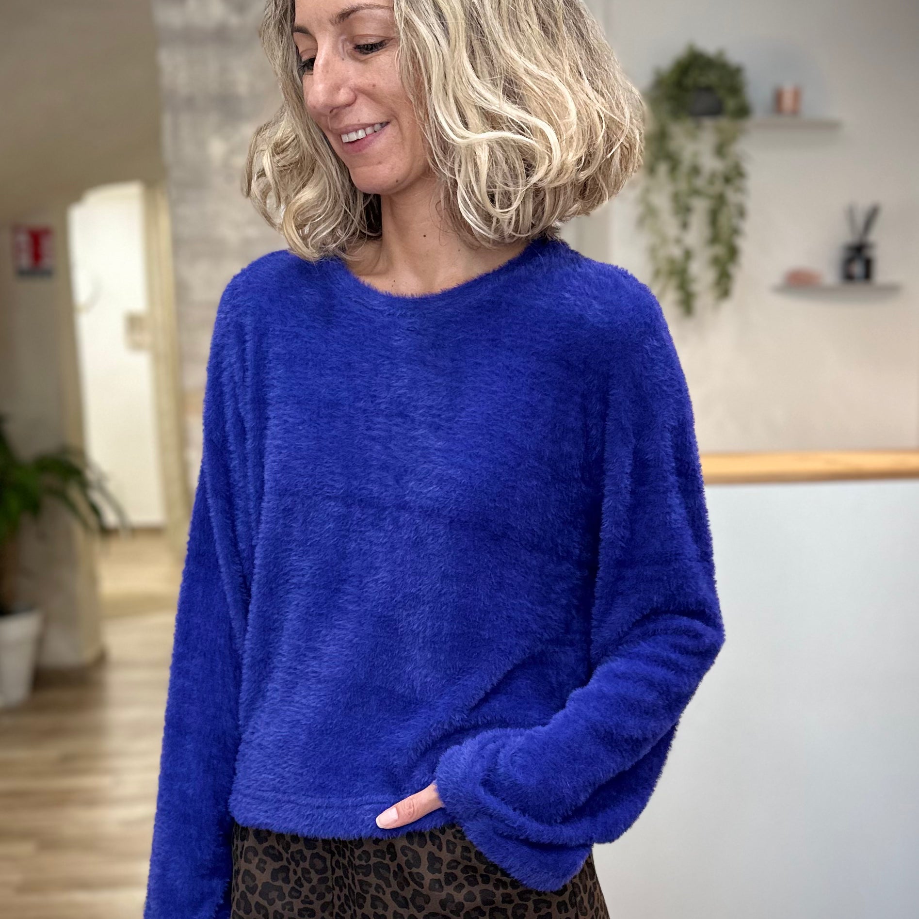 Femme portant un pull bleu doudou NAELLE à manches évasées
