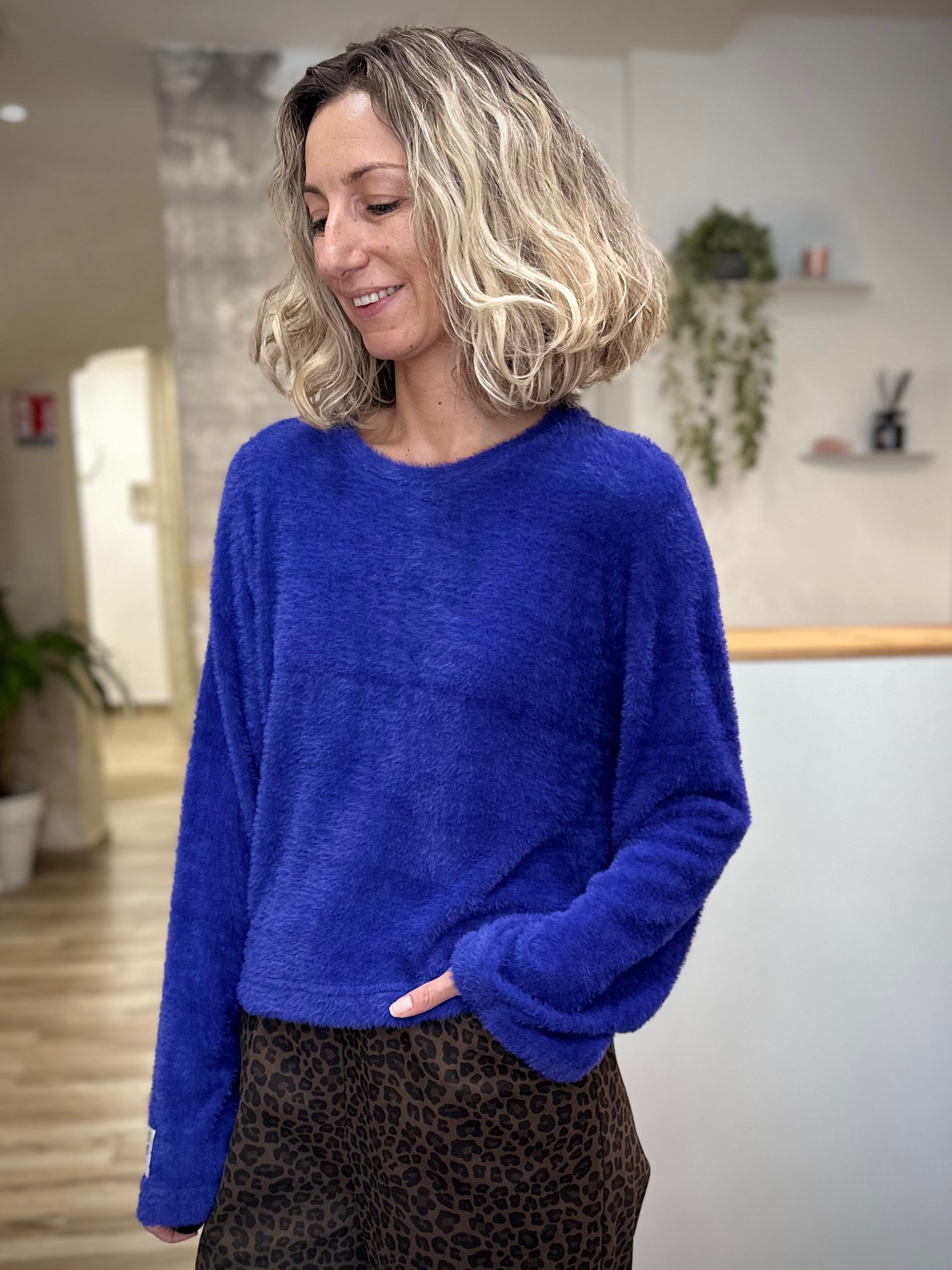 Femme portant un pull bleu doudou NAELLE à manches évasées