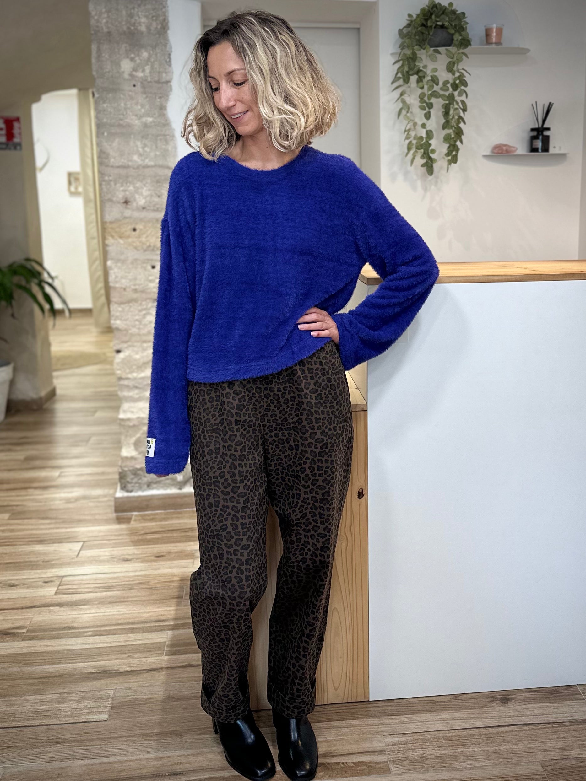 Look automne hiver femme avec pull bleu cocooning