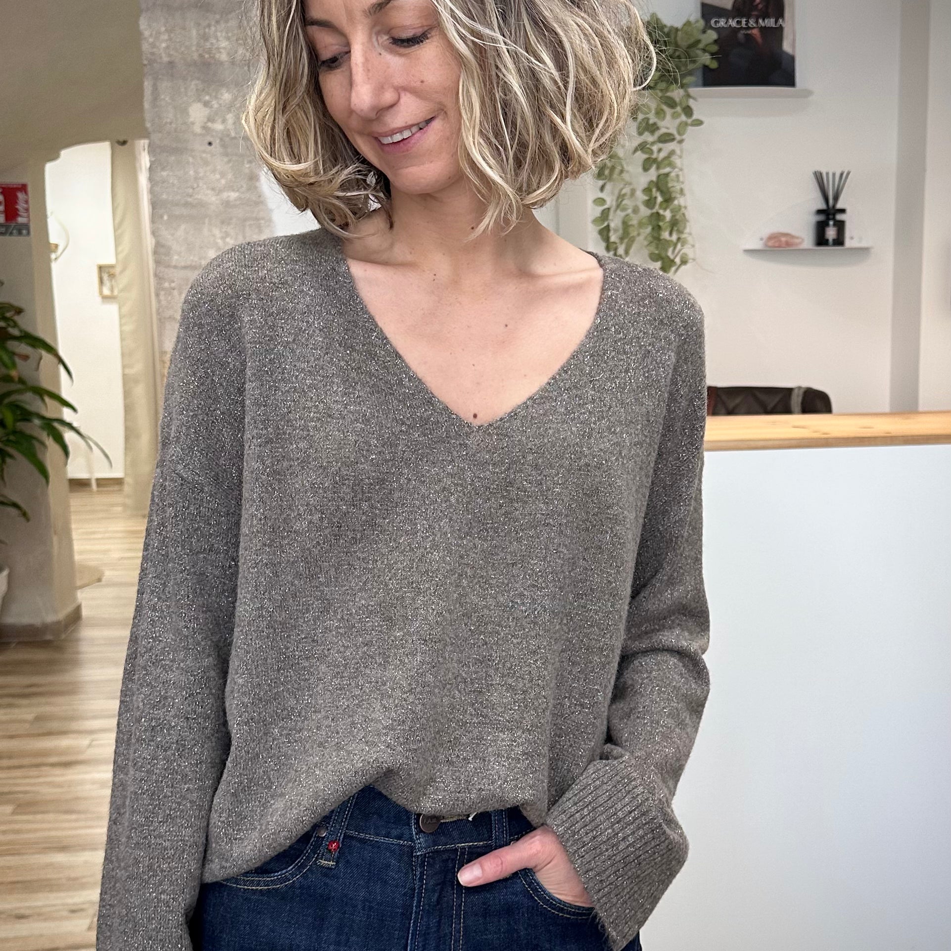 Femme portant un pull en lurex taupe à col V