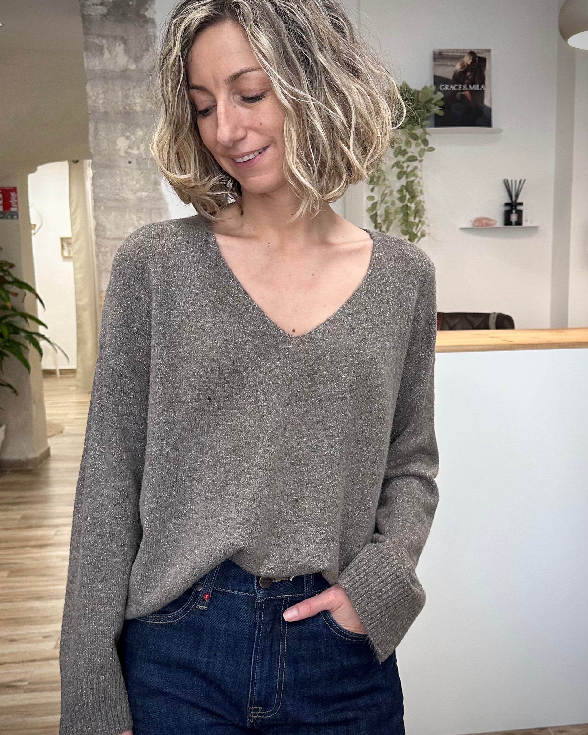Femme portant un pull en lurex taupe à col V