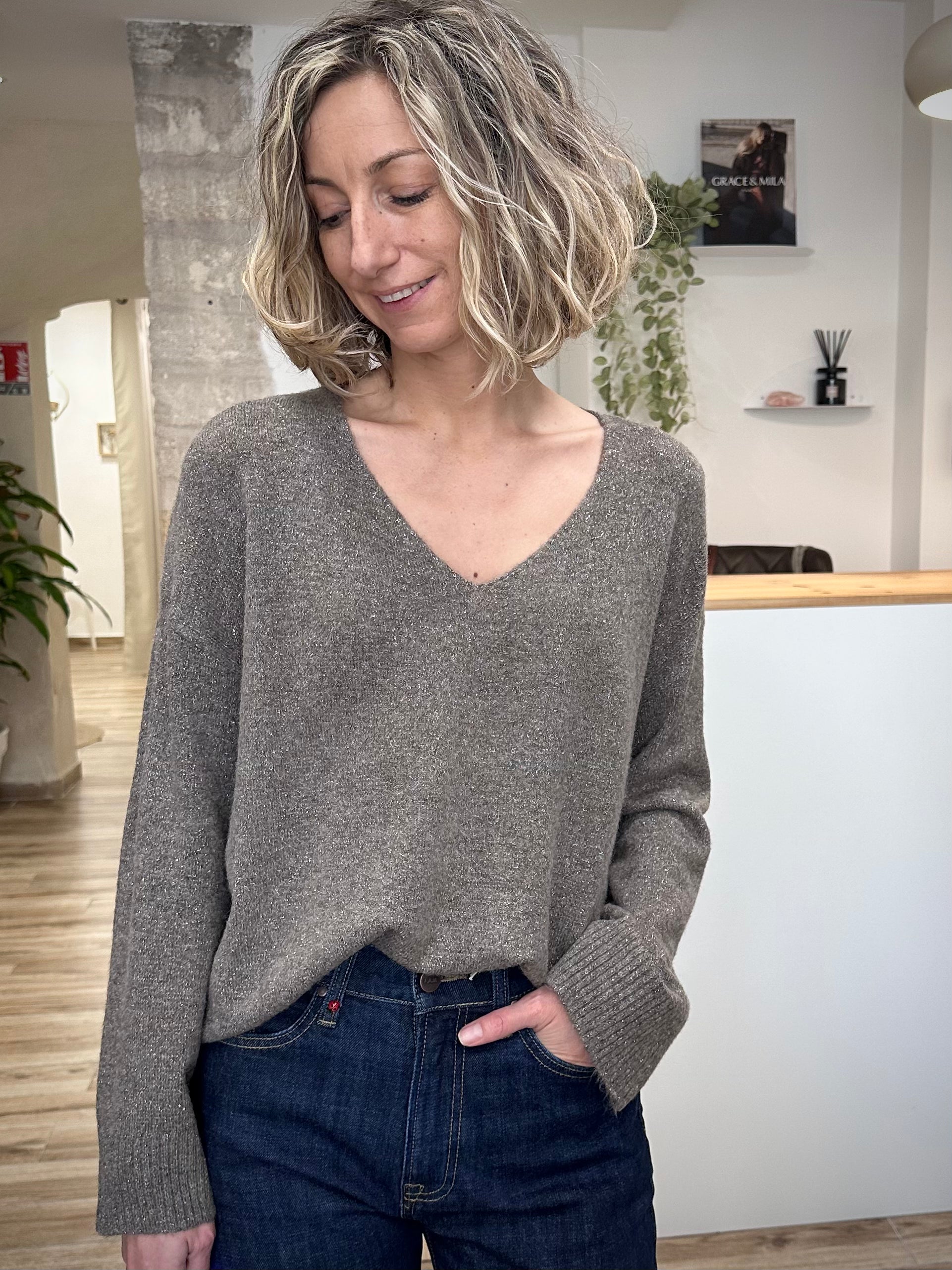 Femme portant un pull en lurex taupe à col V