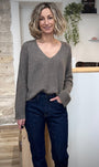 Pull SALVADOR col V fluide sur jean
