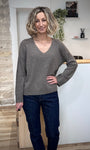 Femme souriante portant un pull lurex automne