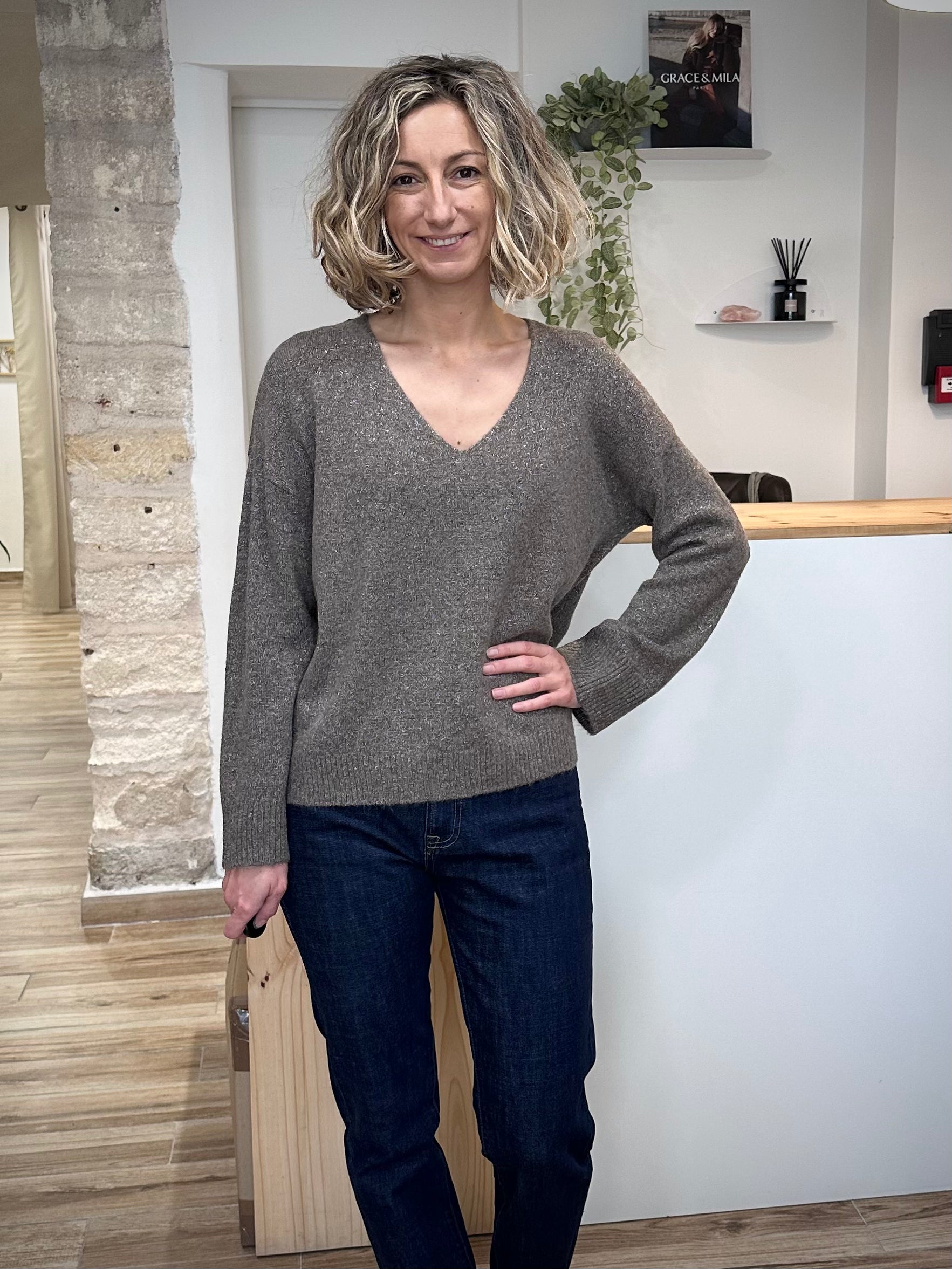 Femme souriante portant un pull lurex automne