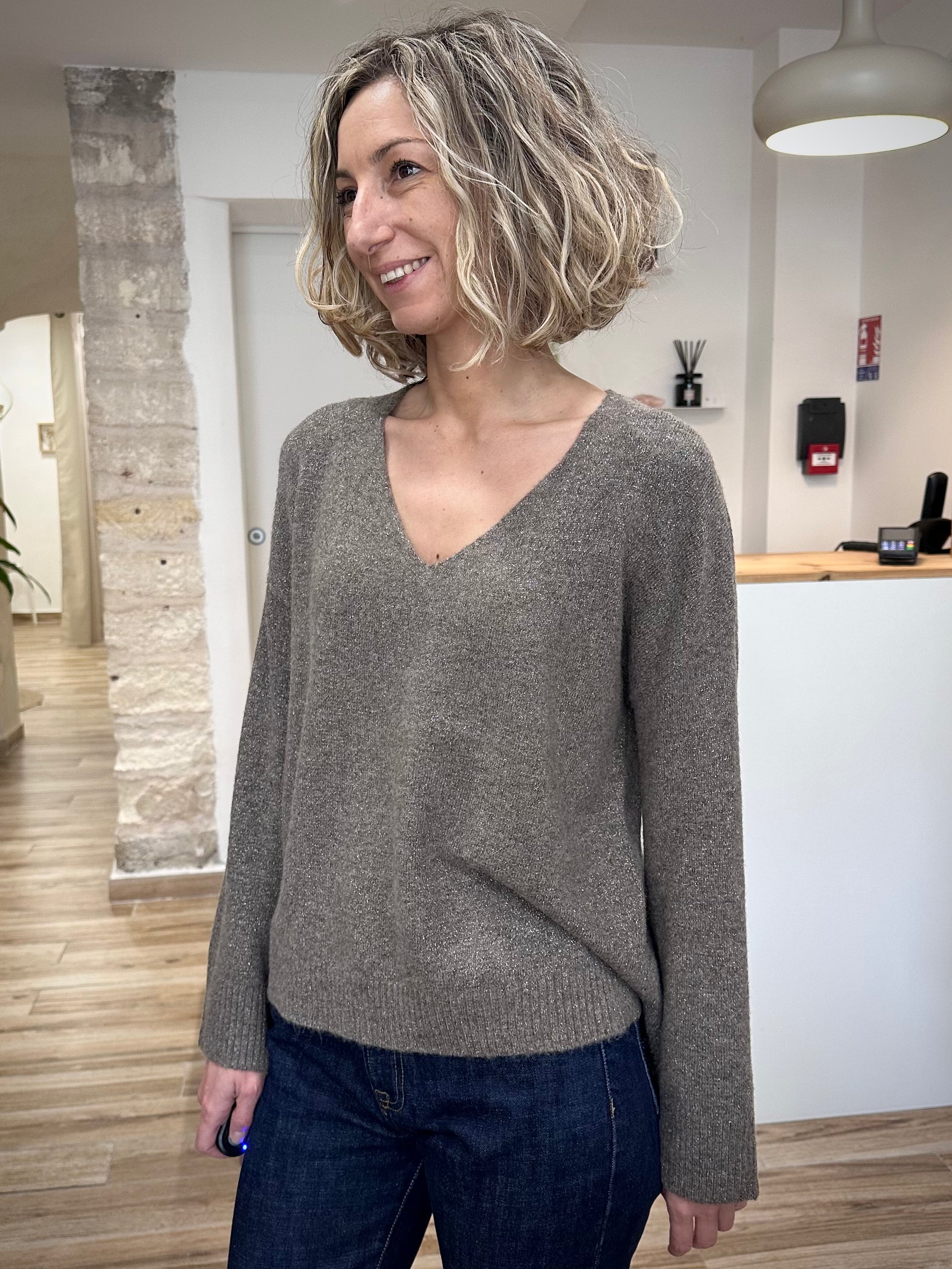 Look élégant femme avec pull col V