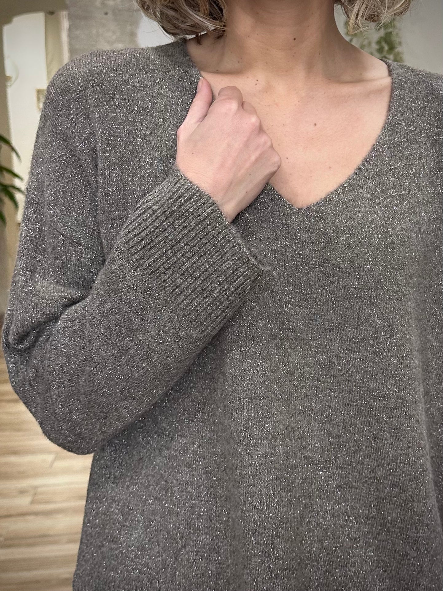 Détail du col V du pull SALVADOR