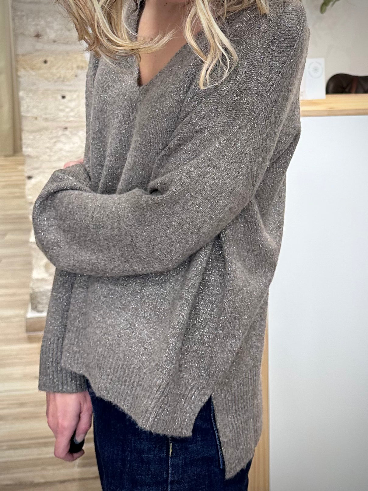 Gros plan sur les fentes du bas du pull