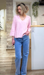 Pull rose porté avec jean clair