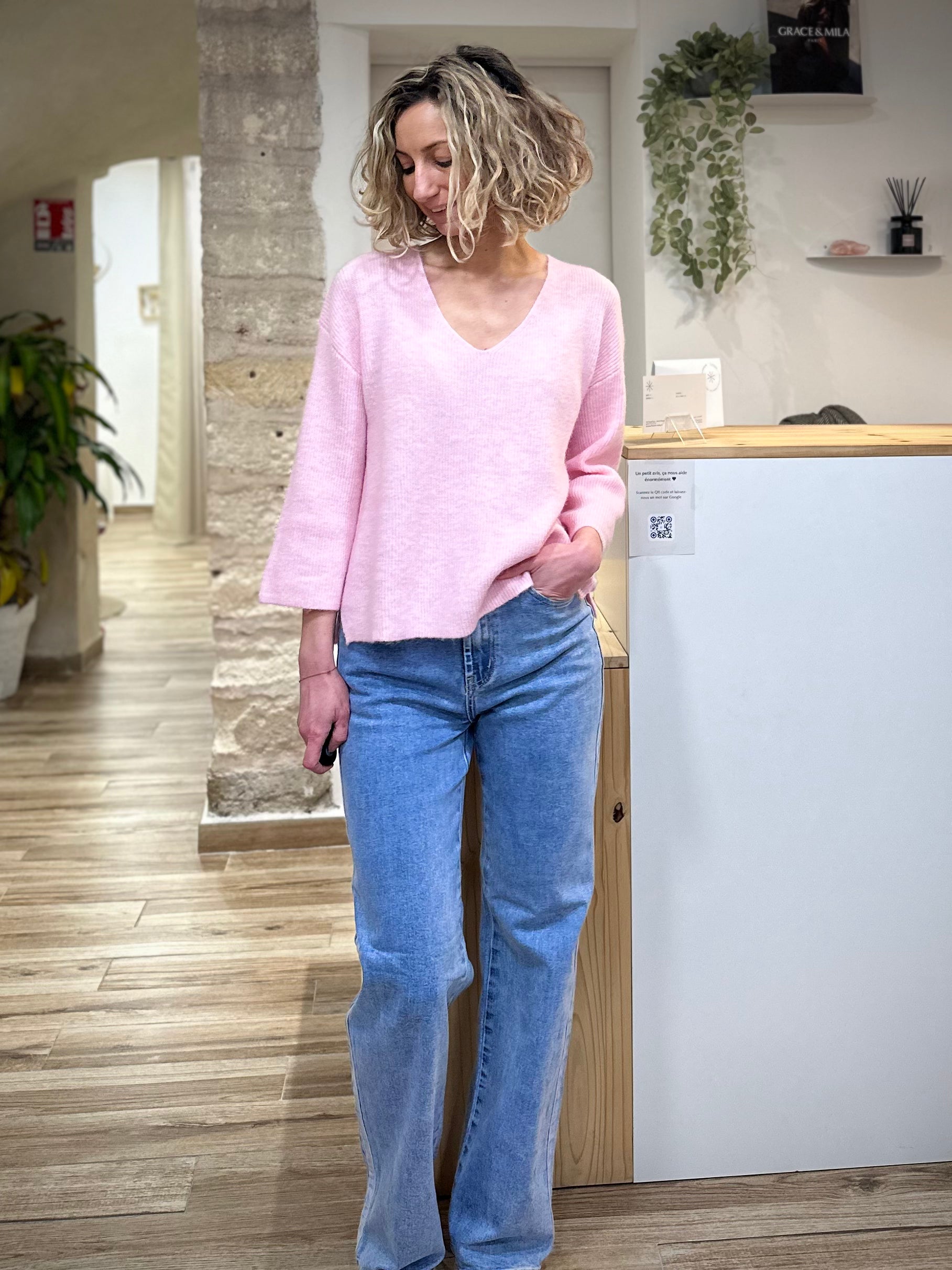 Pull rose porté avec jean clair