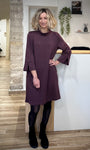 Femme portant une robe sweat bordeaux coupe ample