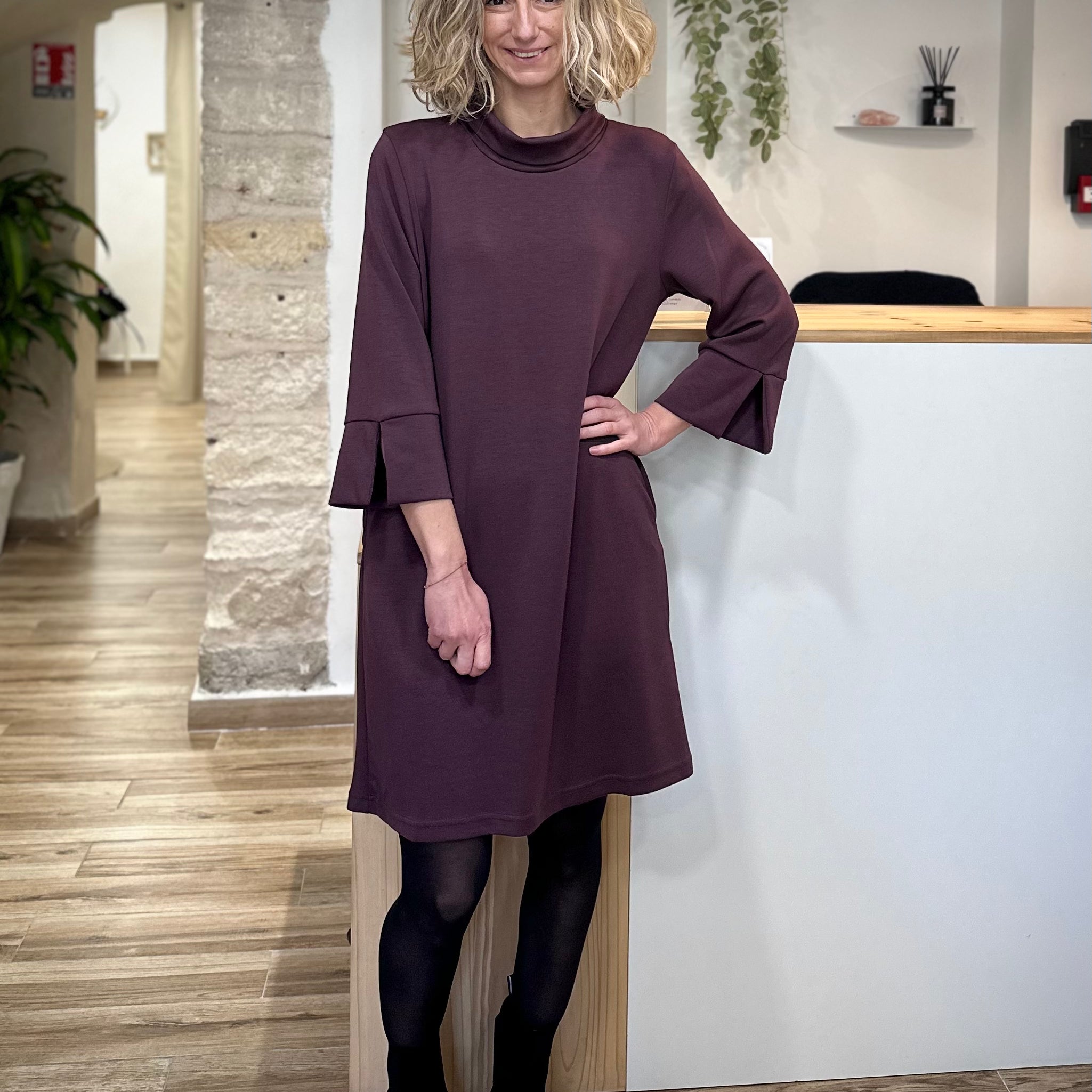 Femme portant une robe sweat bordeaux coupe ample