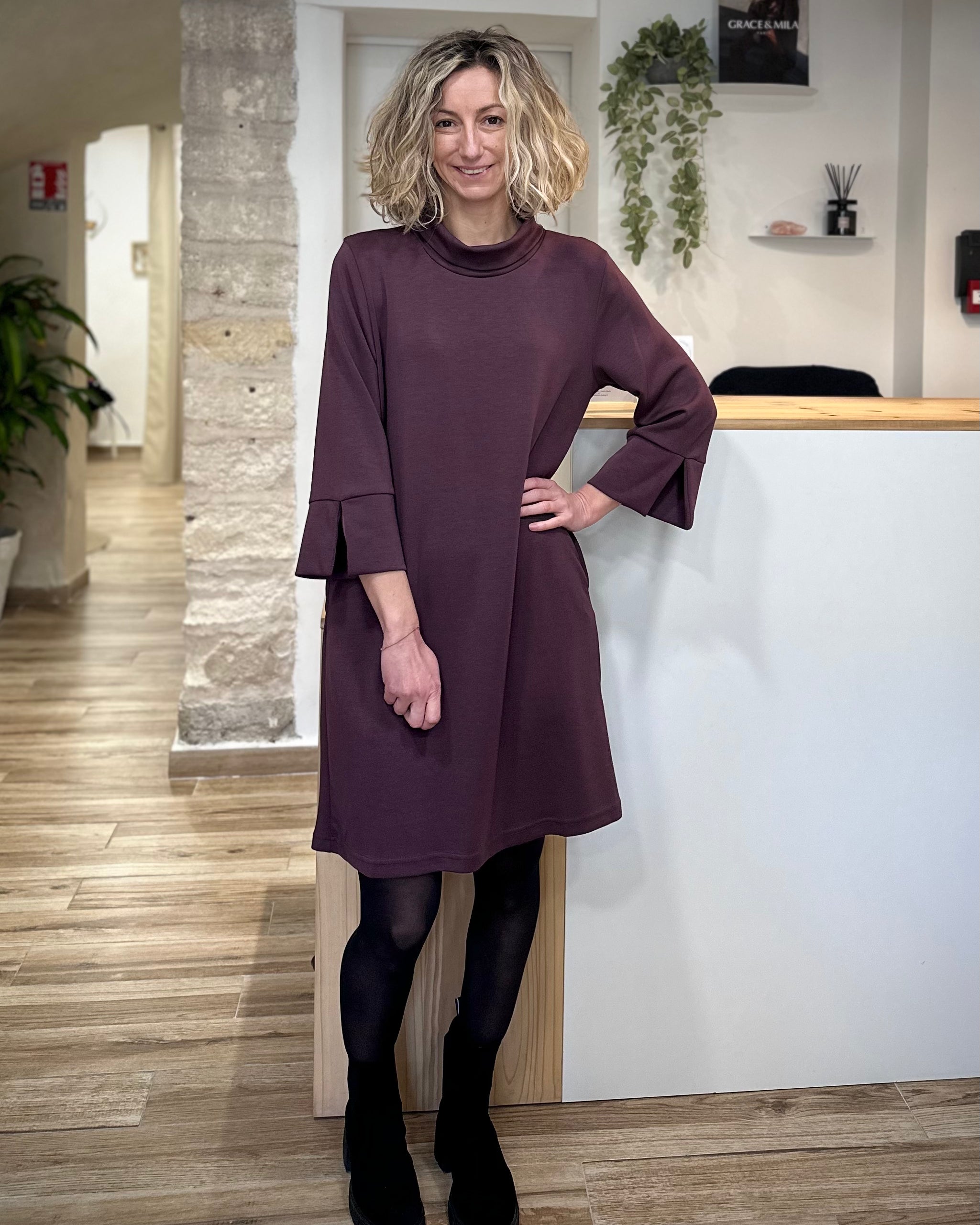 Femme portant une robe sweat bordeaux coupe ample