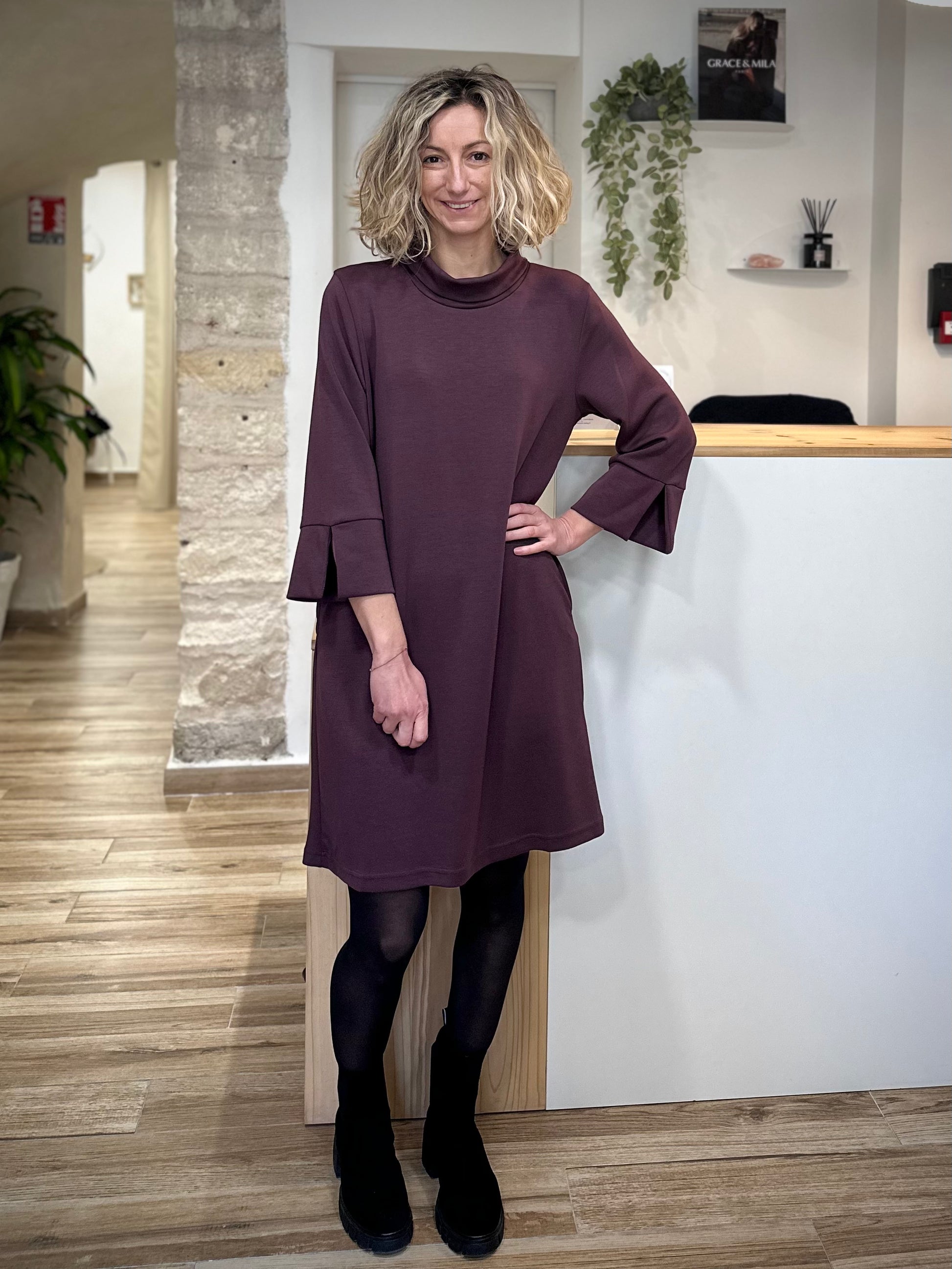 Femme portant une robe sweat bordeaux coupe ample