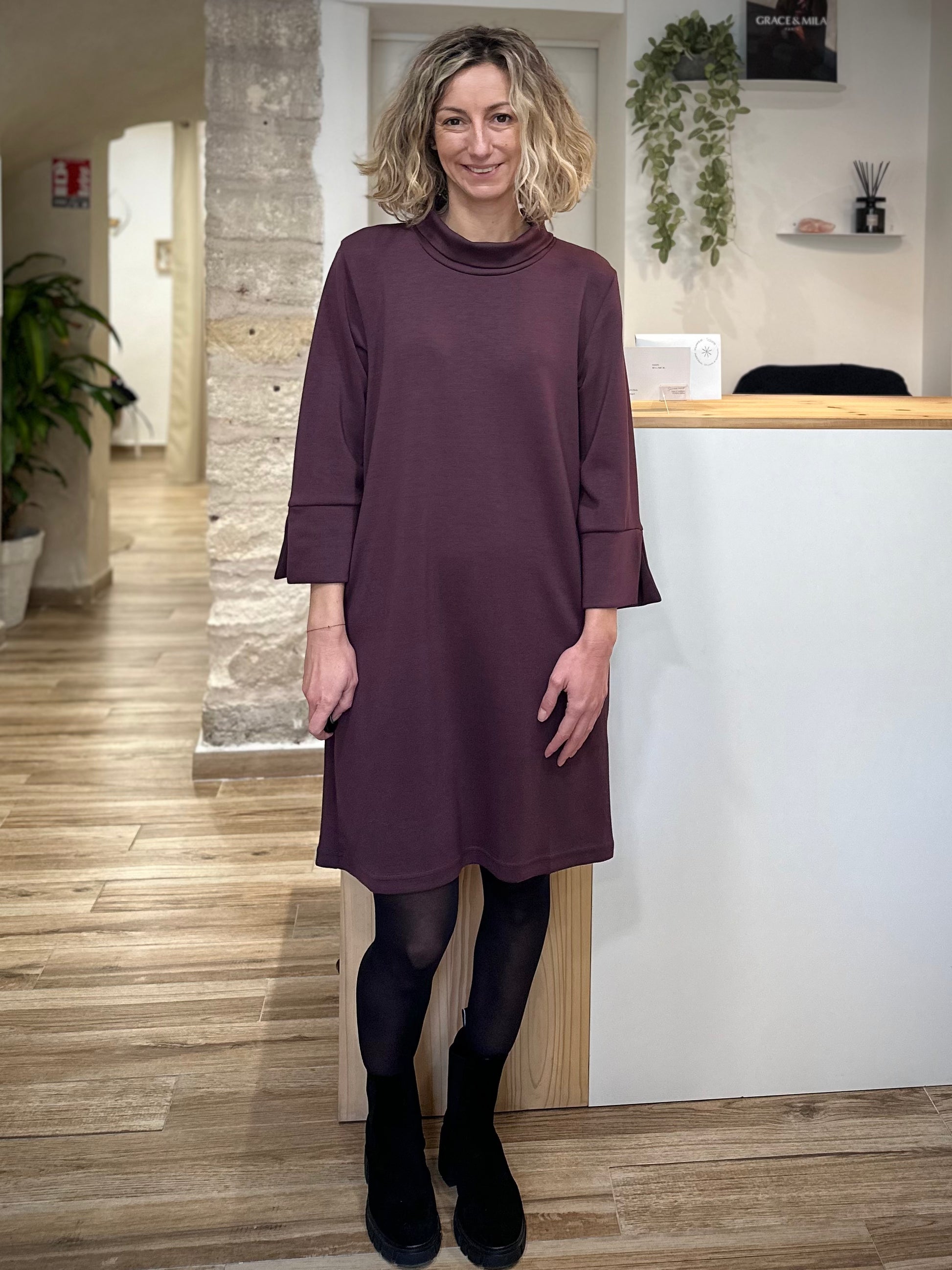Robe bordeaux au-dessus du genou avec col montant