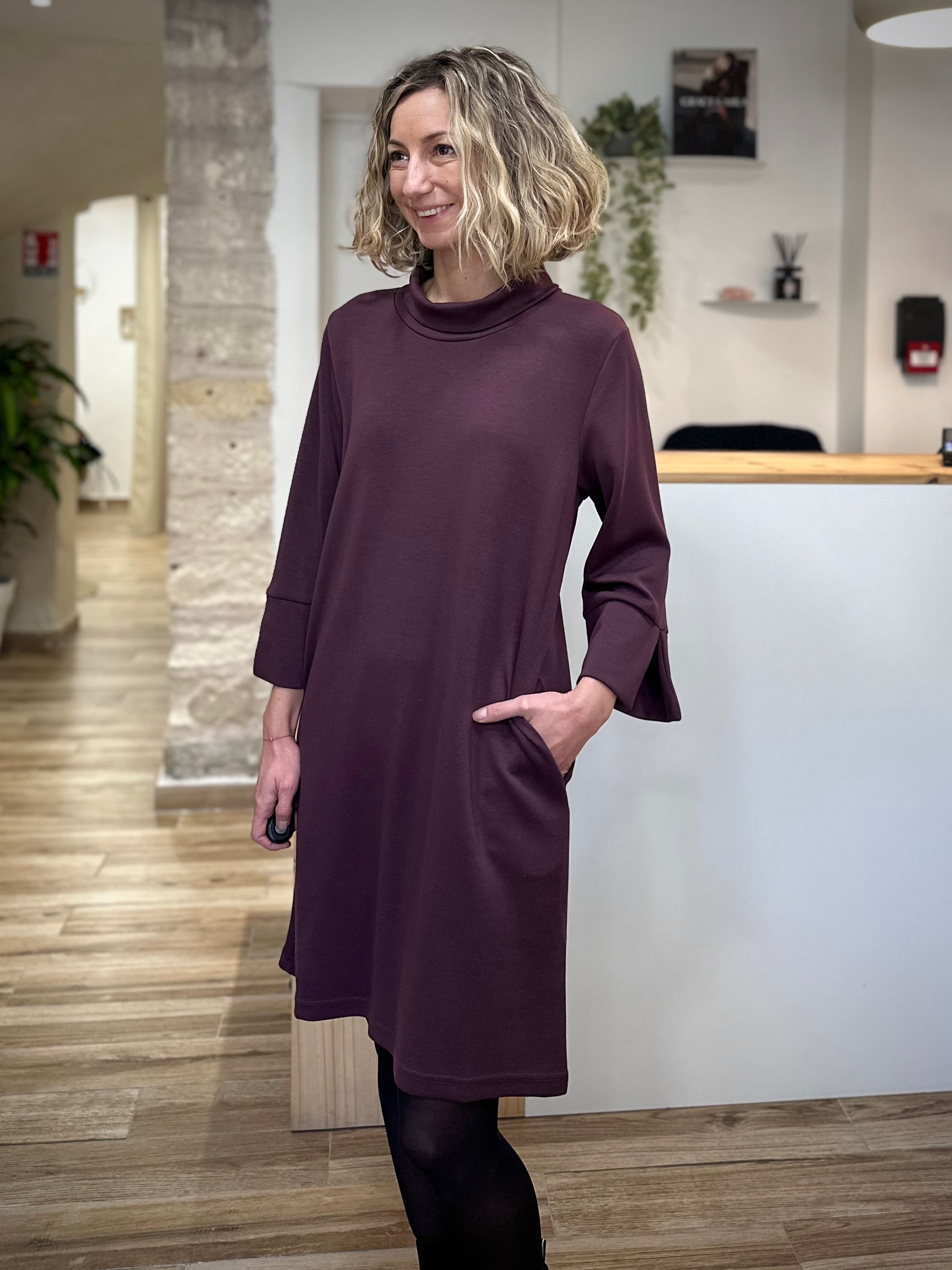 Silhouette femme en robe sweat au style moderne