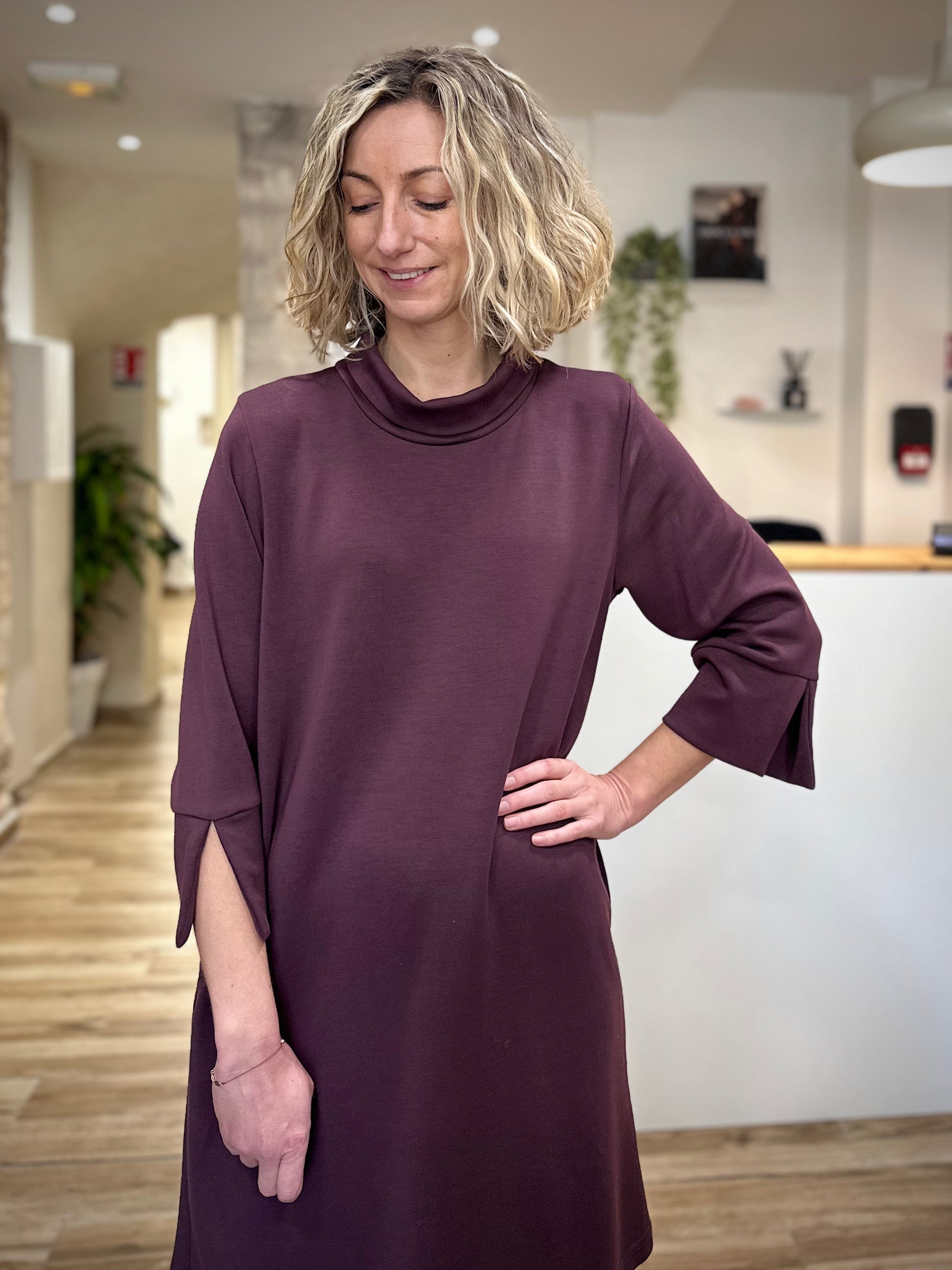 Femme debout portant robe fluide bordeaux