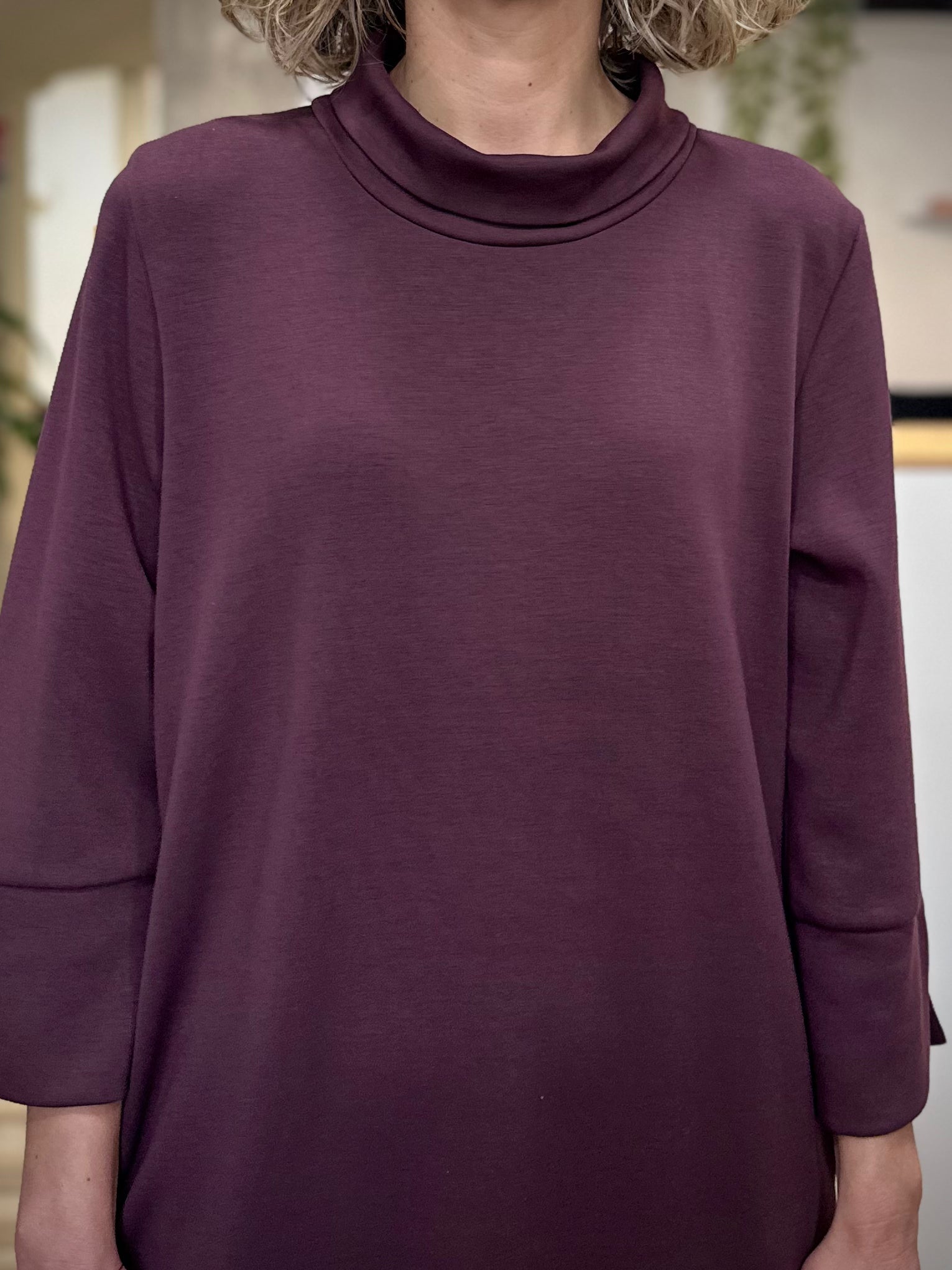 Détail col montant sur robe sweat femme