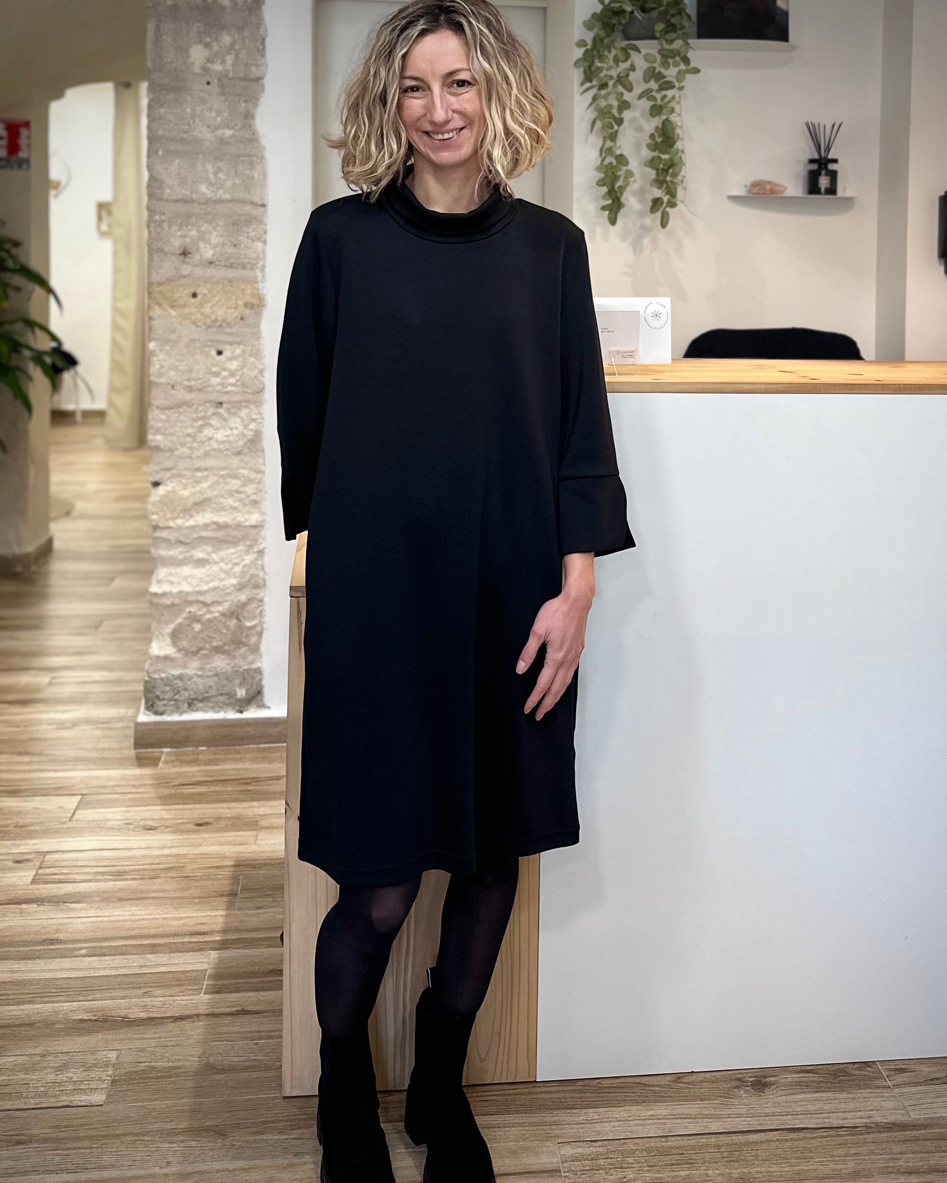 Femme portant une robe sweat noire coupe ample