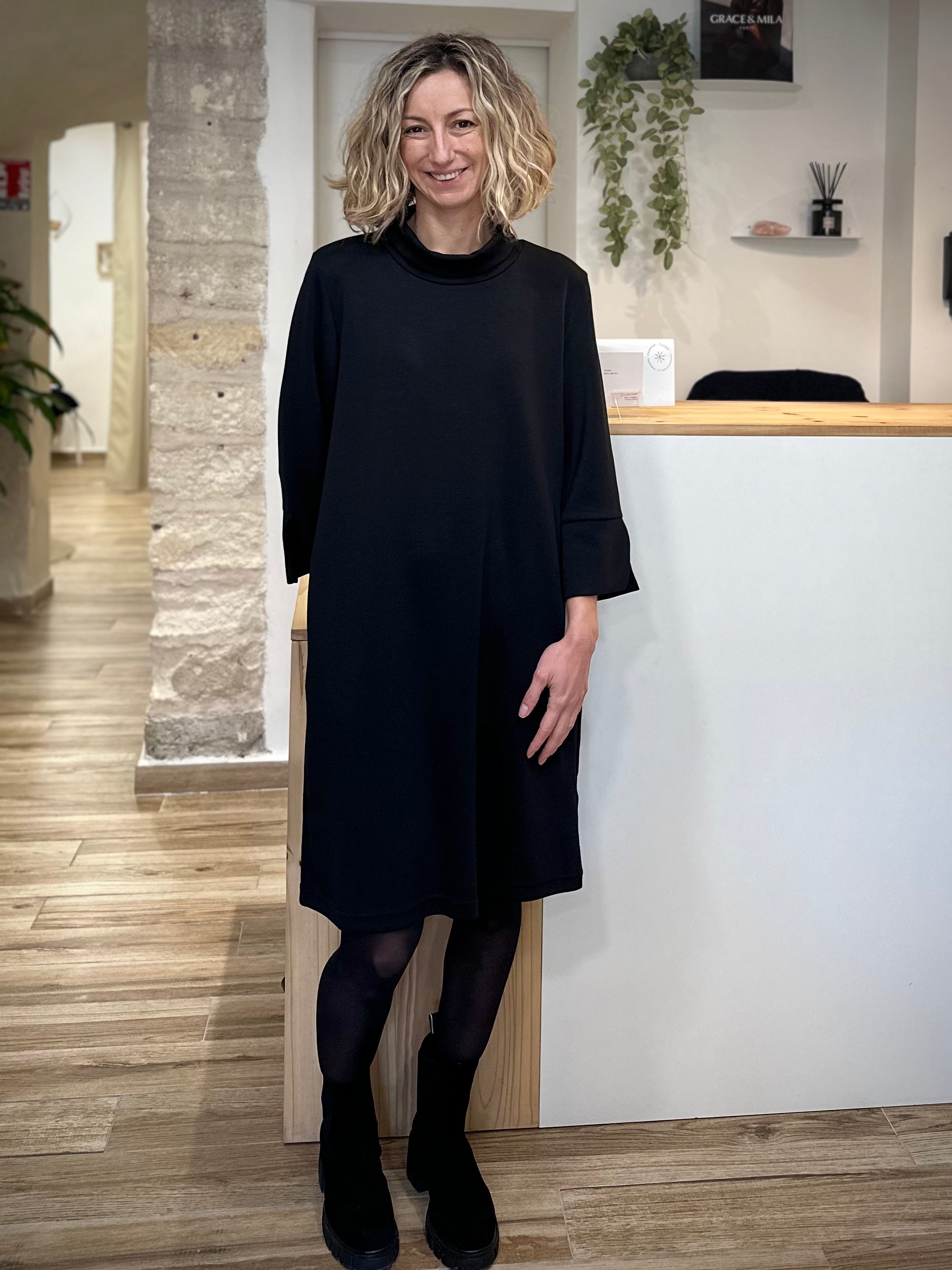 Femme portant une robe sweat noire coupe ample