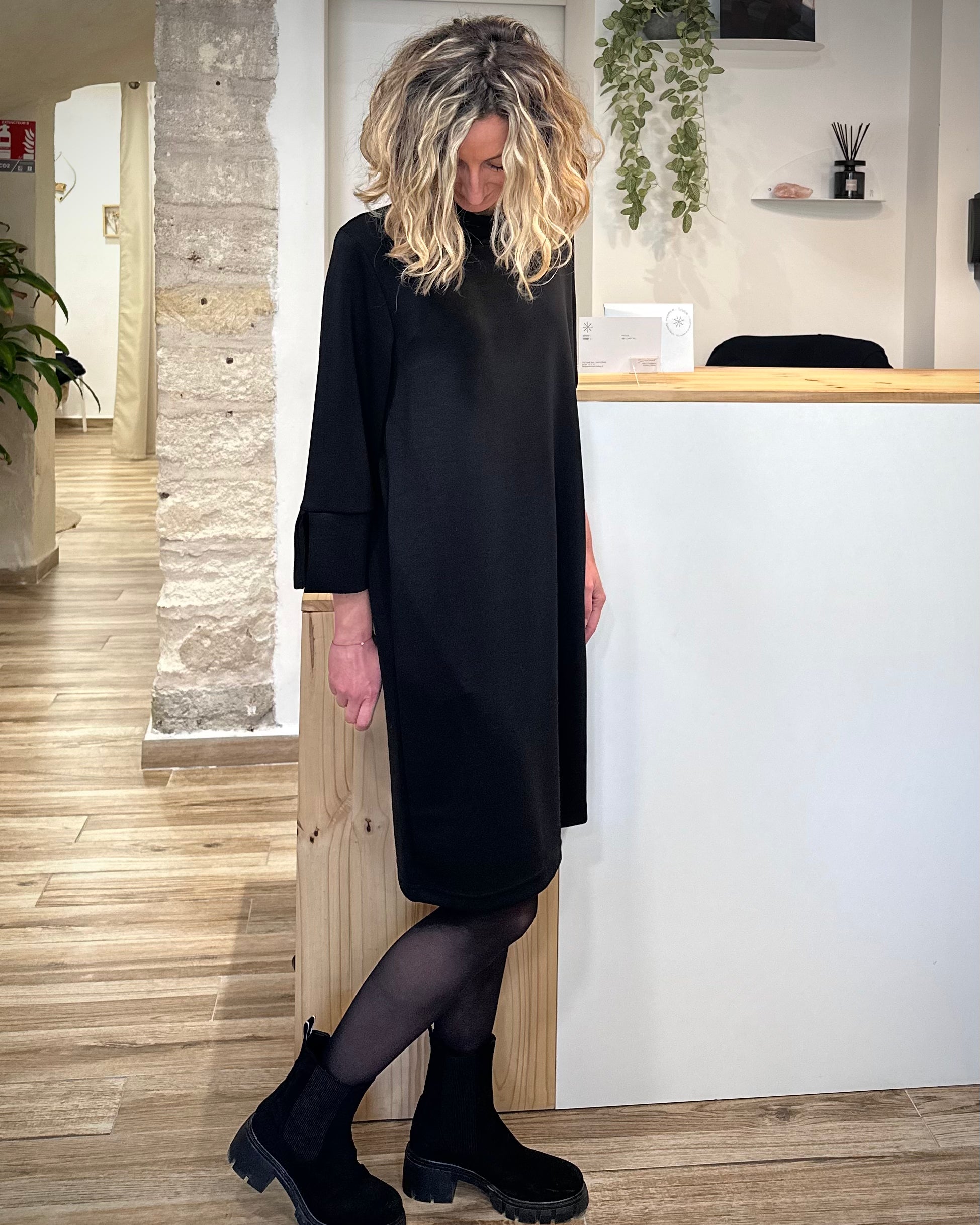 Robe sweat casual chic noire manches trois-quarts