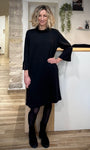 Robe noire au-dessus du genou avec col montant