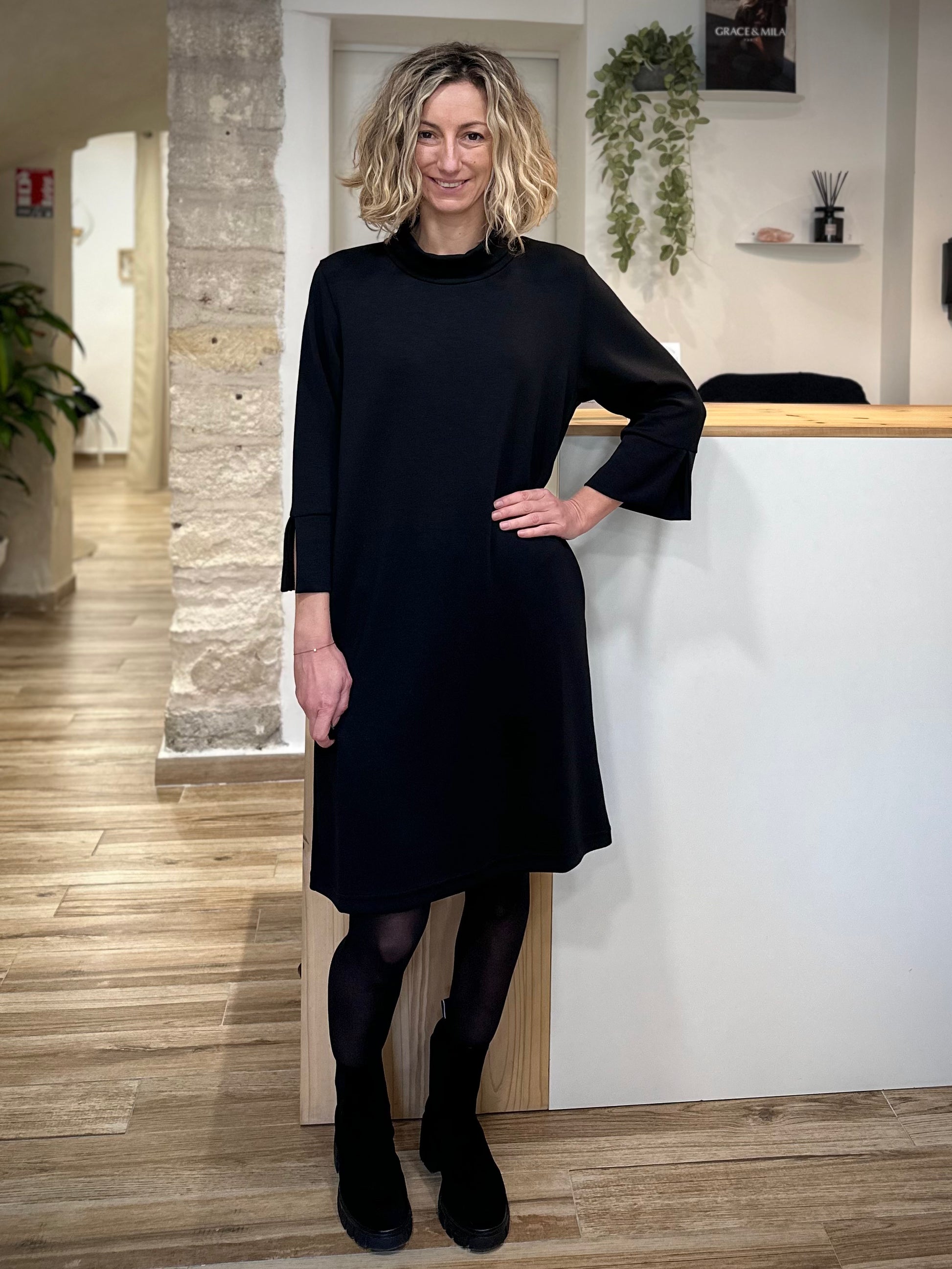 Robe noire au-dessus du genou avec col montant