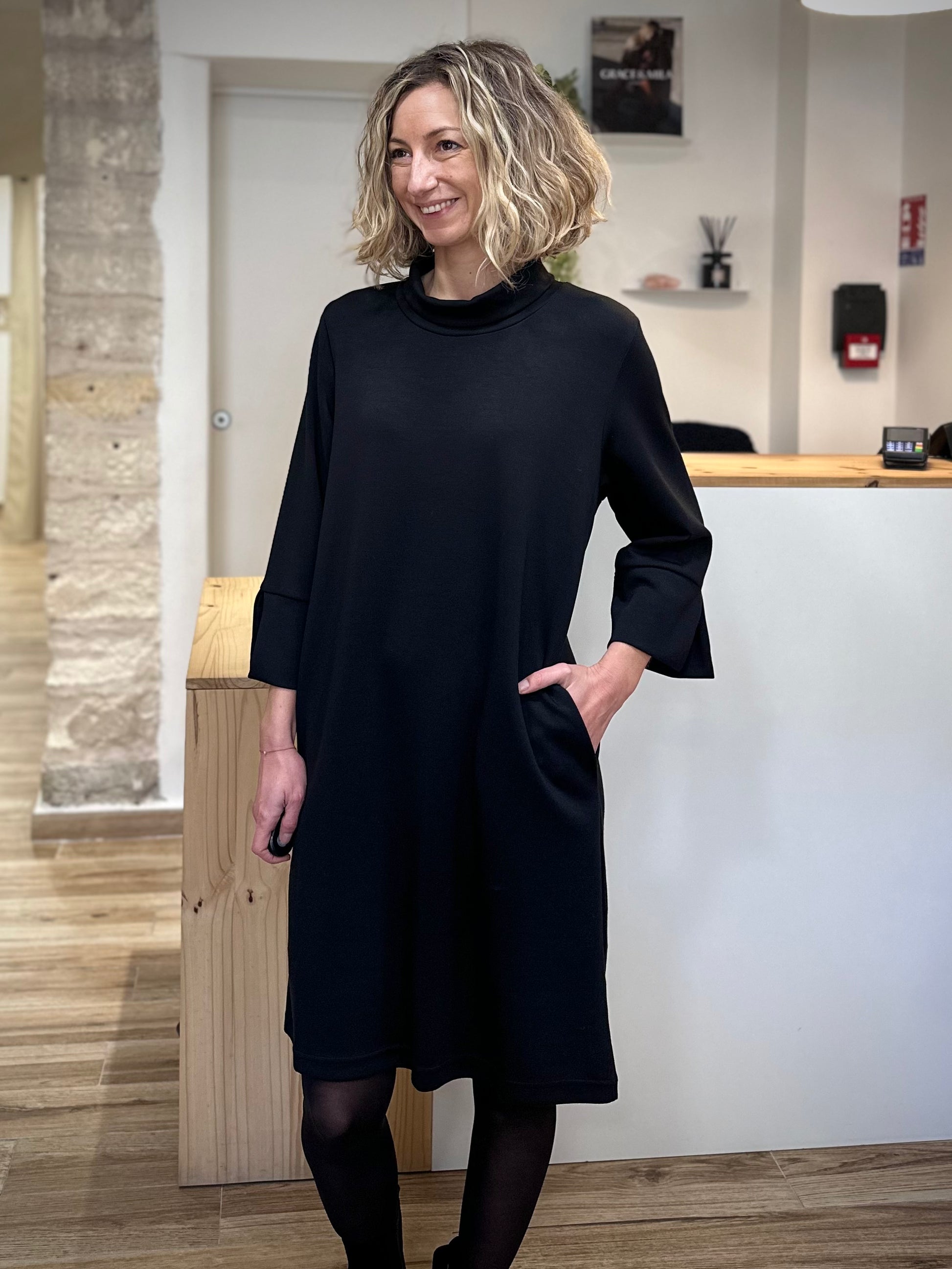 Robe AURORA noire en matière douce