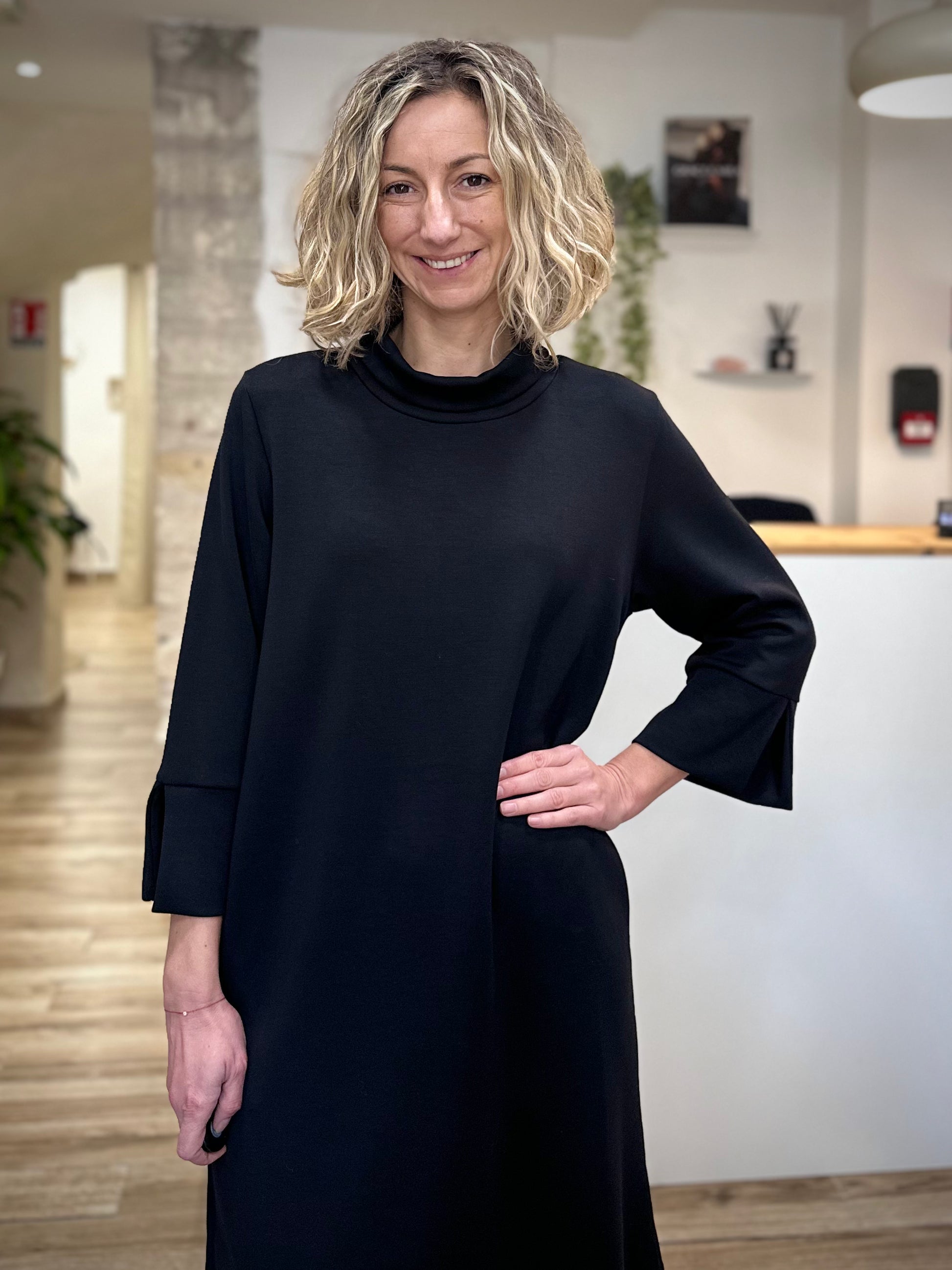 Robe sweat noire avec manches 3/4