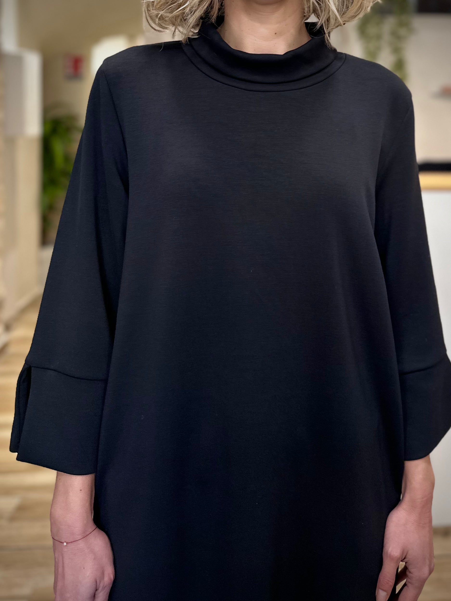 Détail du col montant sur une robe noire