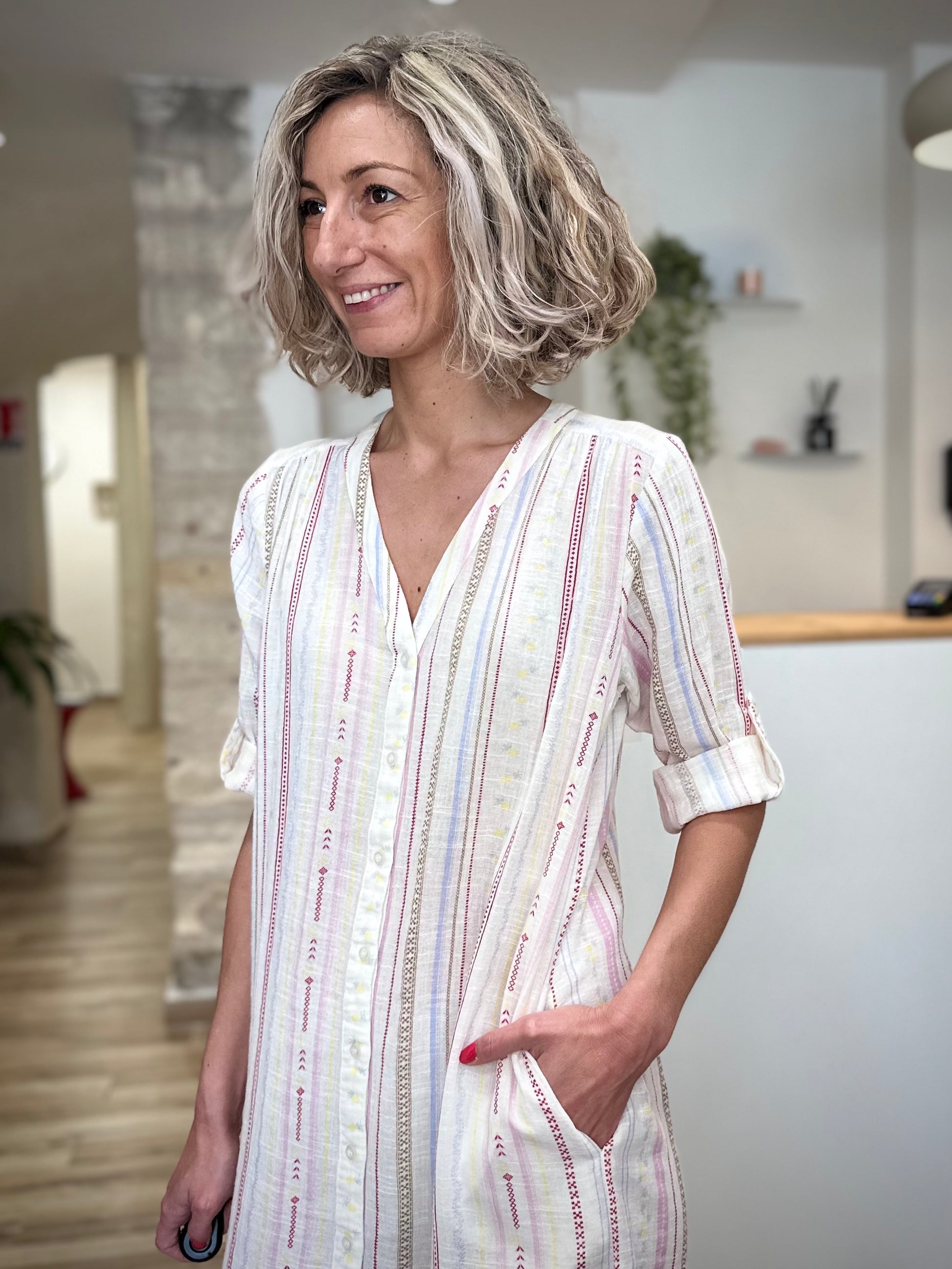 Robe bohème chic écrue à motifs colorés 