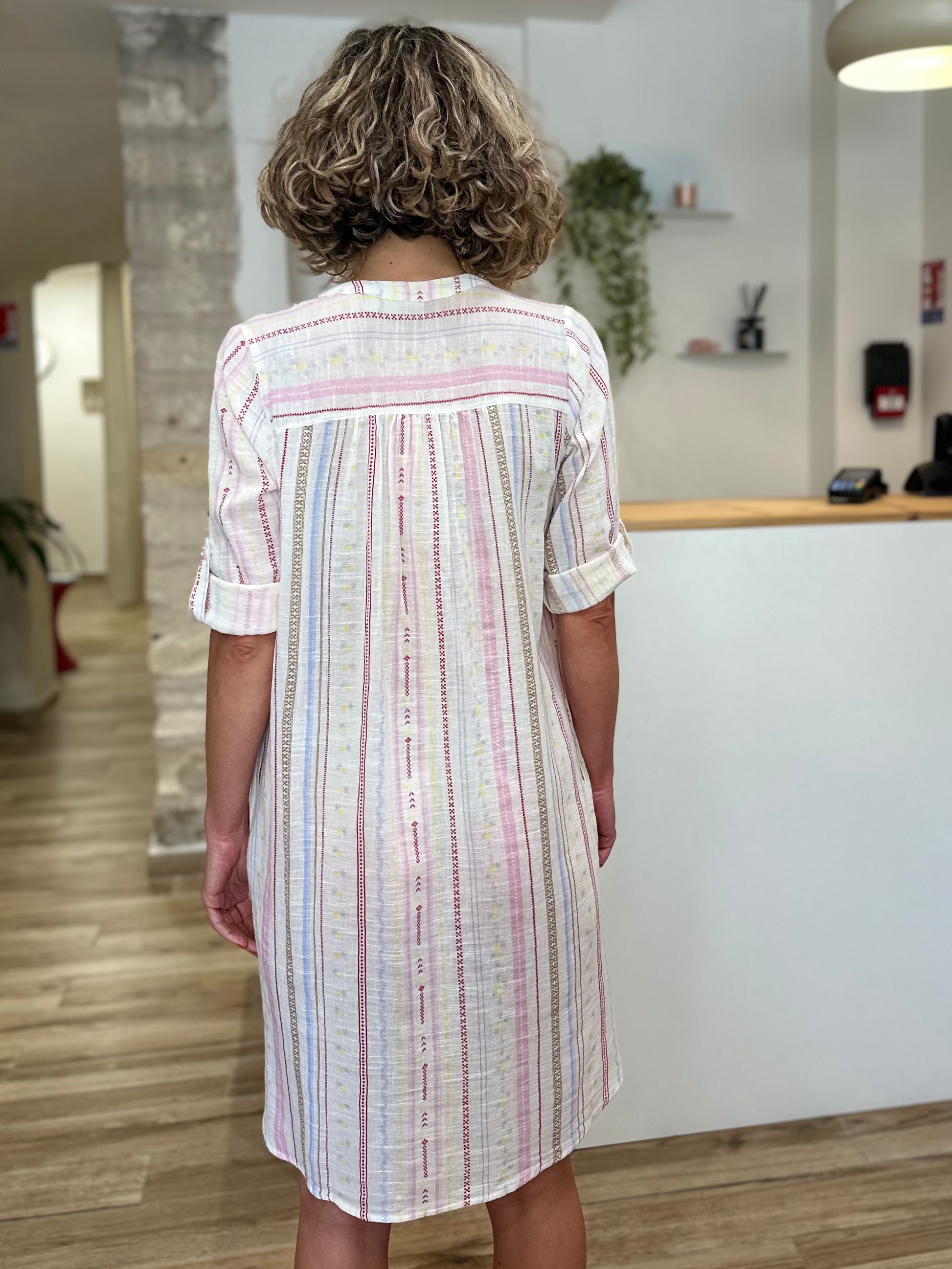 Robe estivale chic à imprimé graphique délicat de dos
