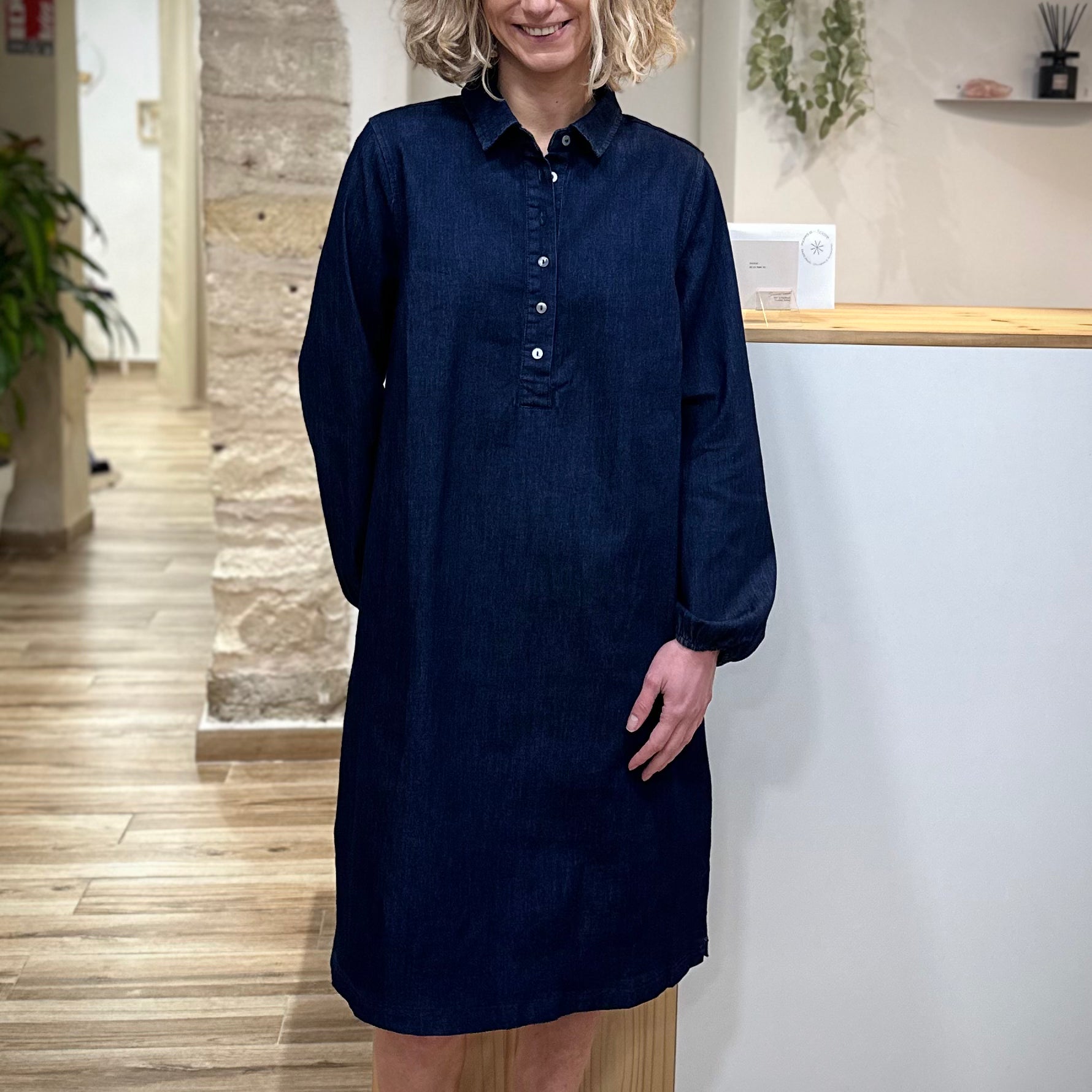Femme portant une robe en jean indigo coupe ample