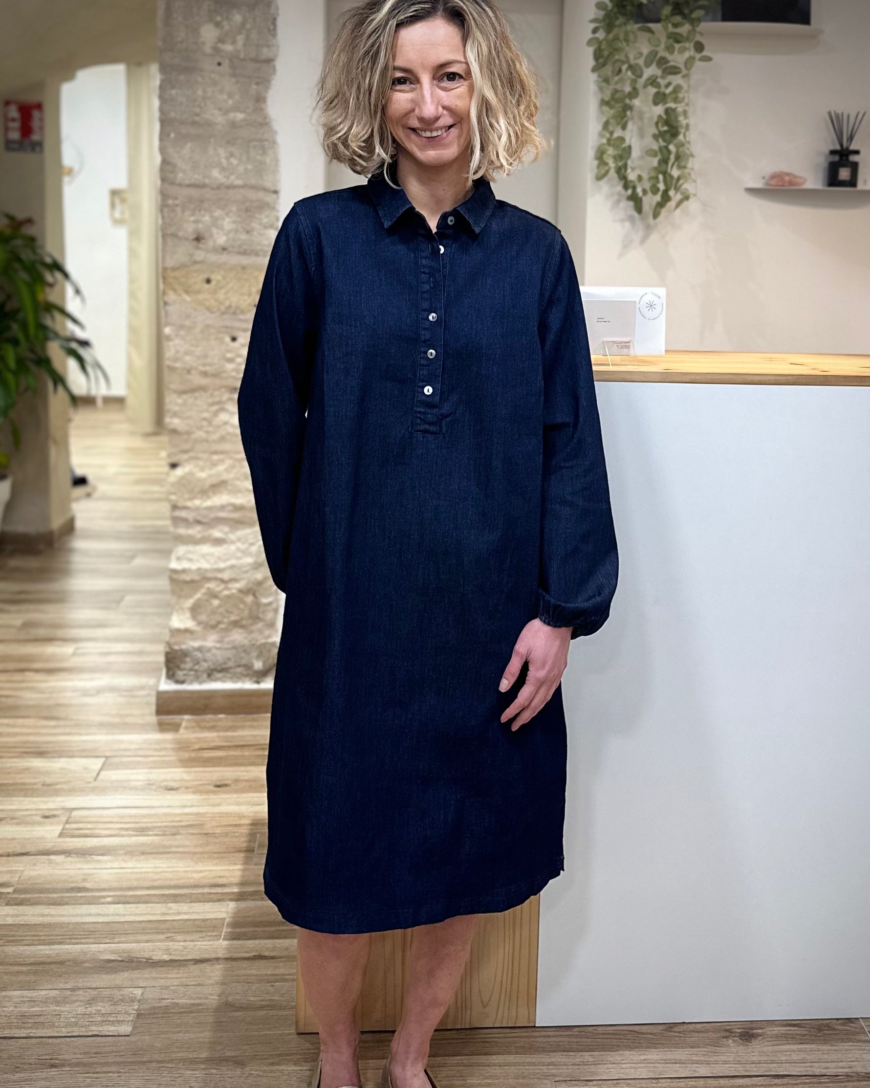 Femme portant une robe en jean indigo coupe ample