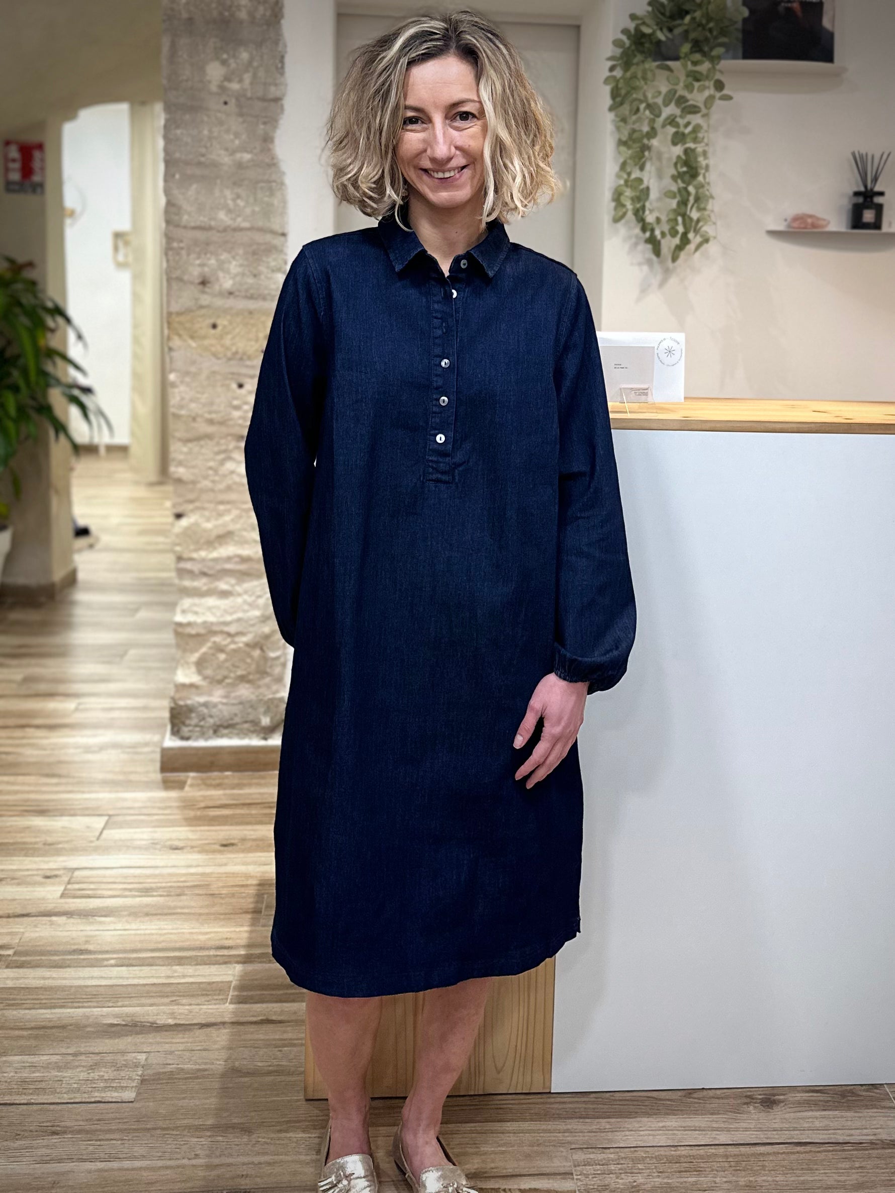 Femme portant une robe en jean indigo coupe ample