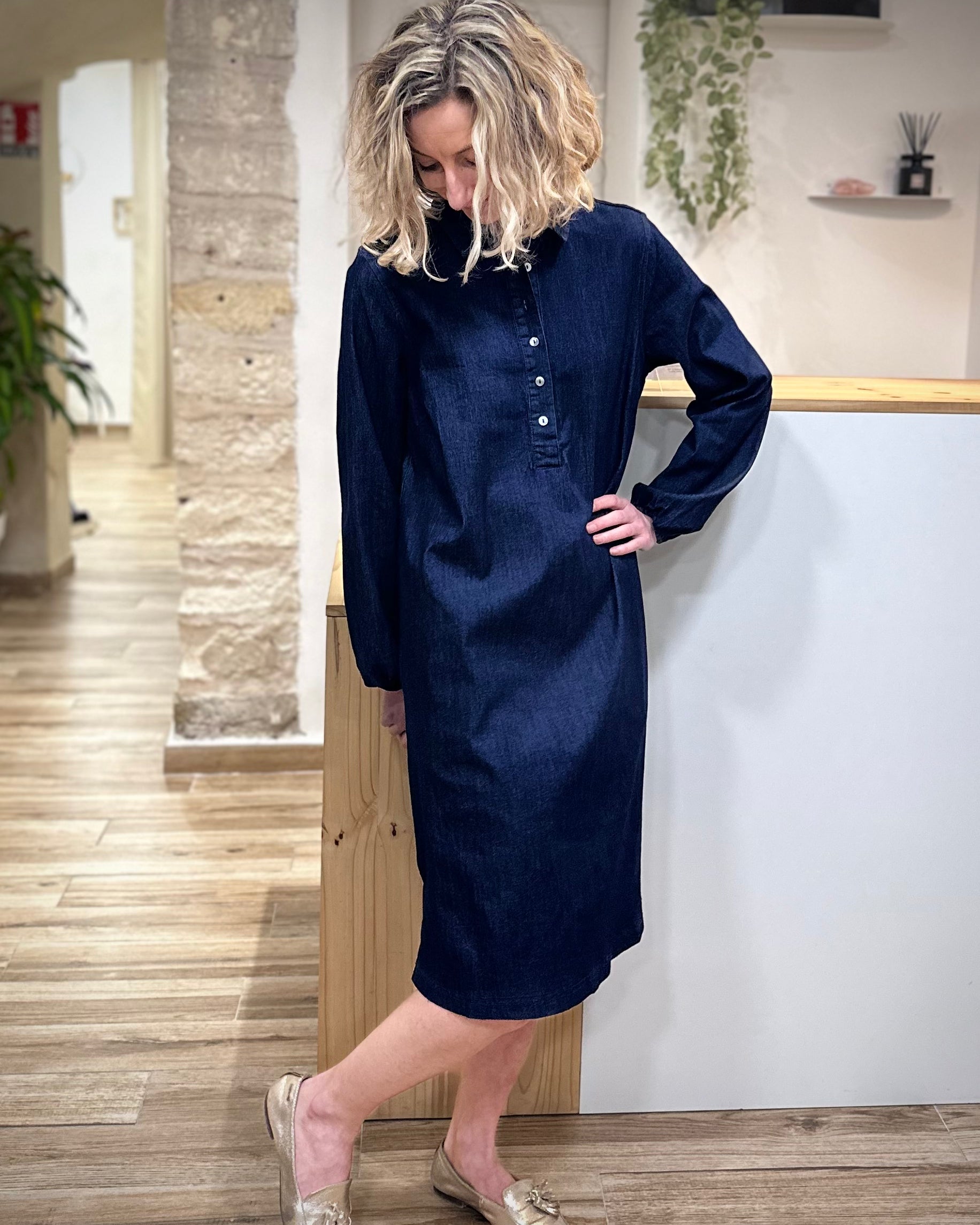 Robe en denim indigo longueur sous le genou