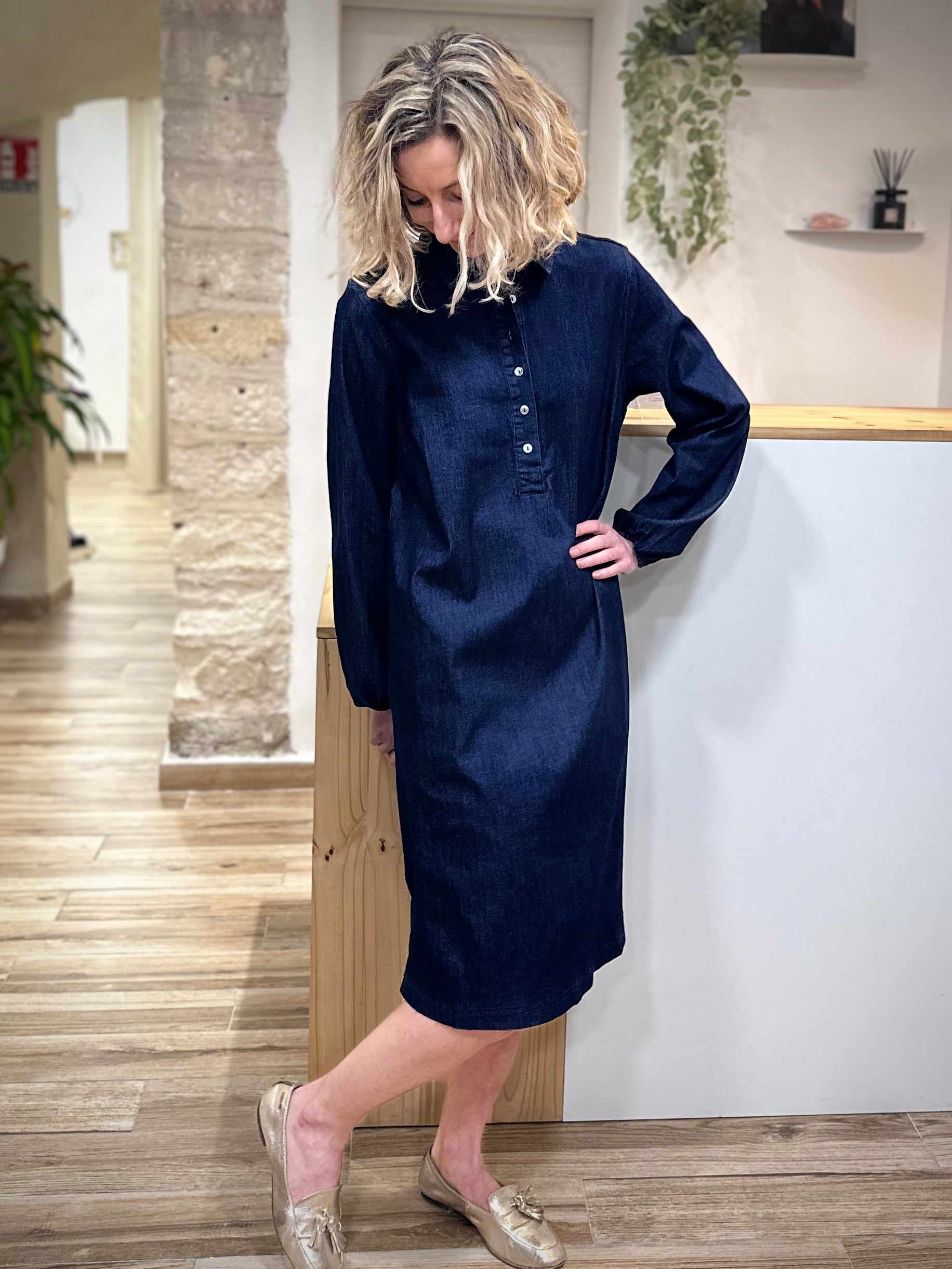 Robe en denim indigo longueur sous le genou