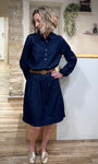 Femme souriante portant une robe en jean ample