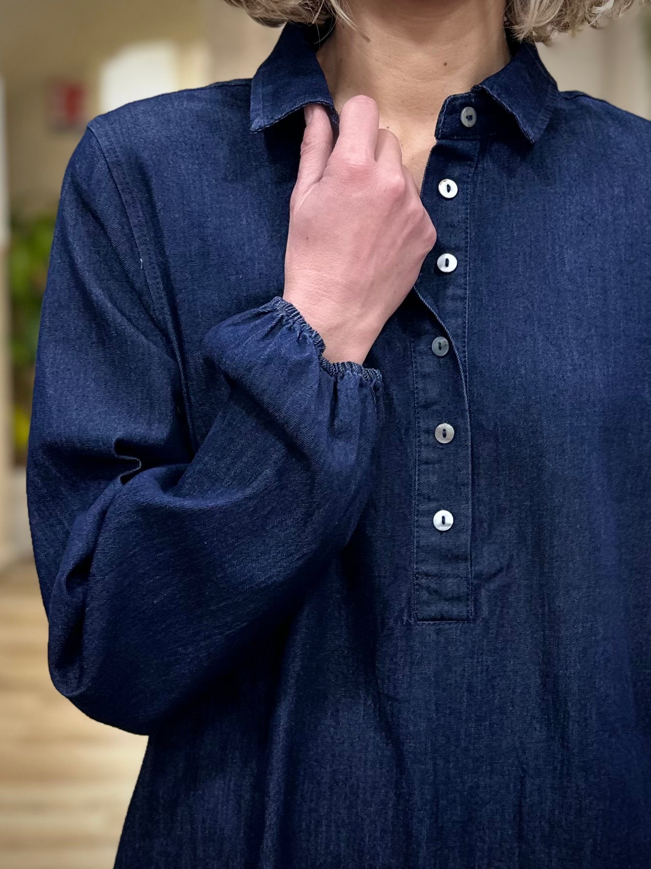 Détail col chemise robe en jean