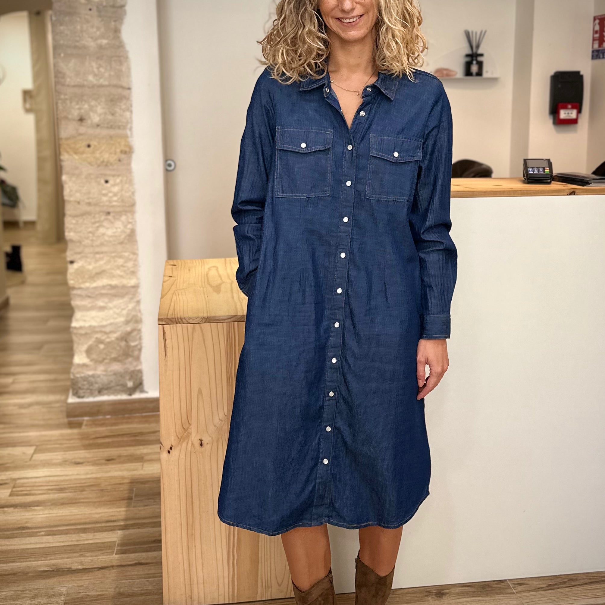 Femme portant une robe-chemise en denim indigo, coupe droite