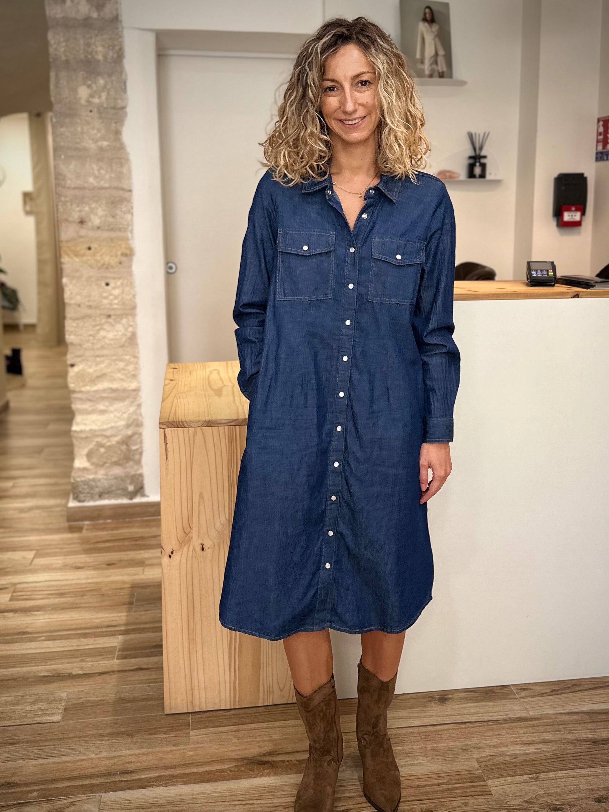Femme portant une robe-chemise en denim indigo, coupe droite