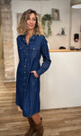 Look automne chic avec robe en denim et bottes mi-hautes