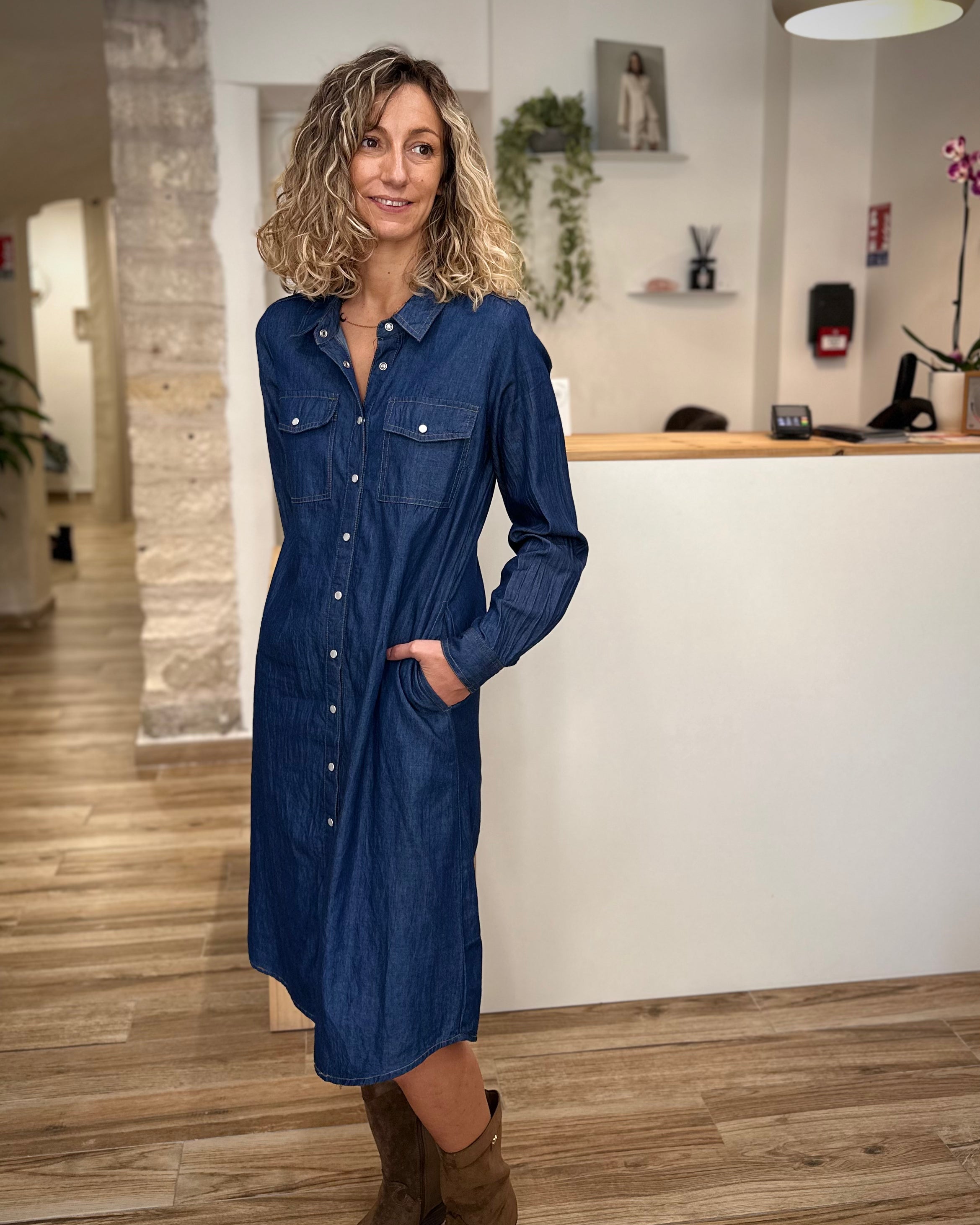 Look automne chic avec robe en denim et bottes mi-hautes