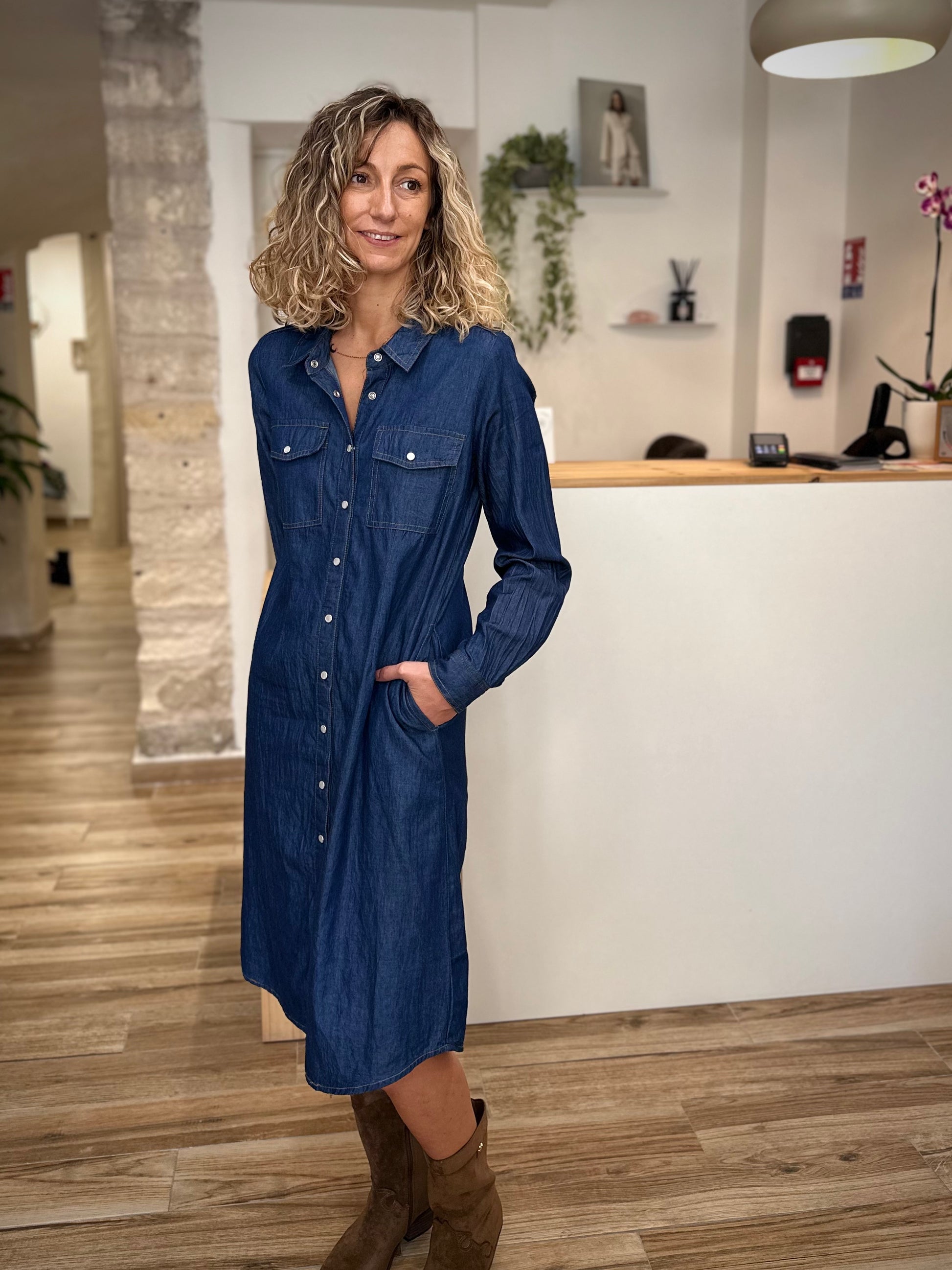Look automne chic avec robe en denim et bottes mi-hautes