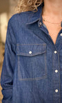 Détail poche poitrine sur robe-chemise en jean