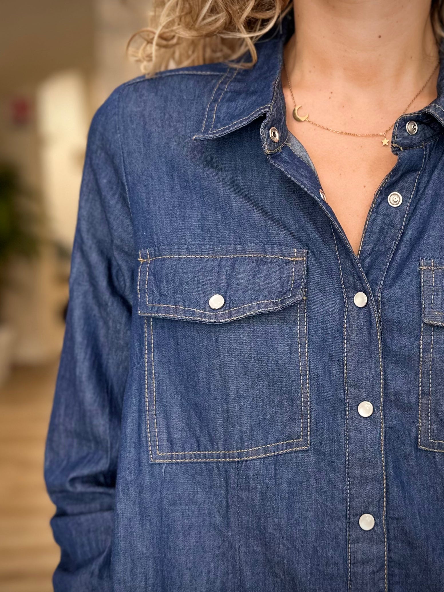 Détail poche poitrine sur robe-chemise en jean