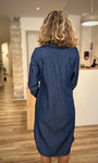 Dos d'une robe en jean mi-longue casual chic pour femme