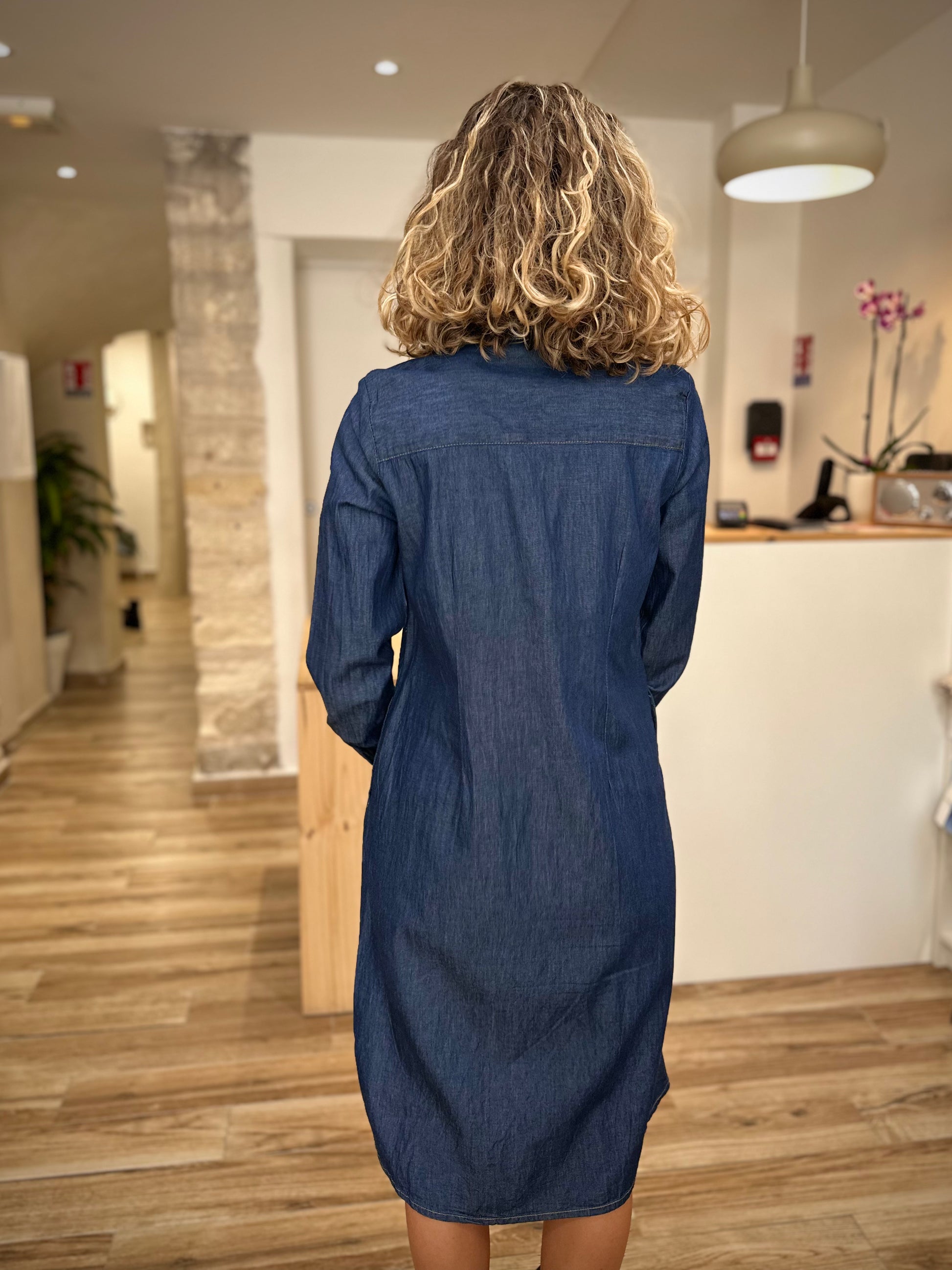 Dos d'une robe en jean mi-longue casual chic pour femme