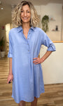 Femme portant une robe fluide bleu ciel casual chic 