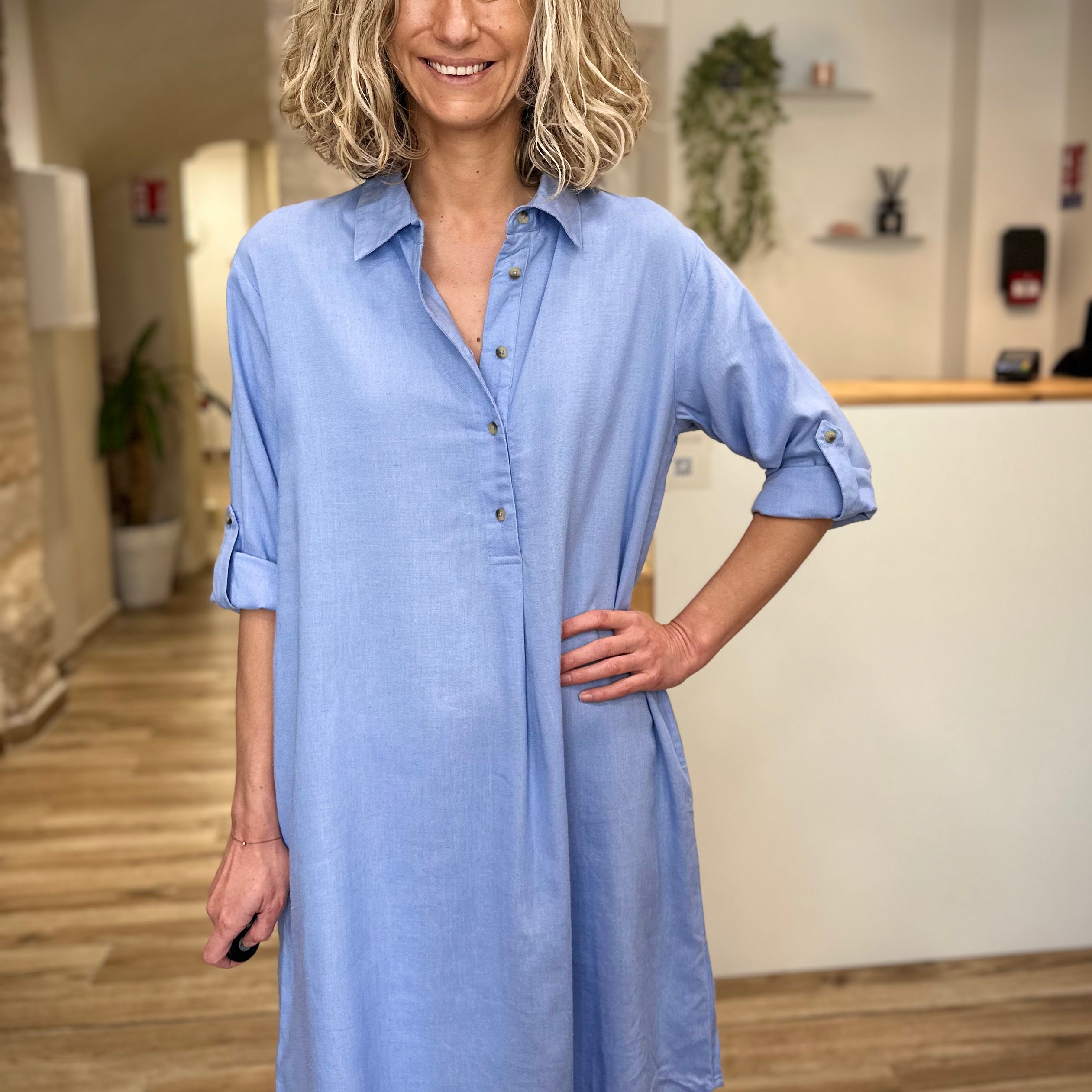 Femme portant une robe fluide bleu ciel casual chic 